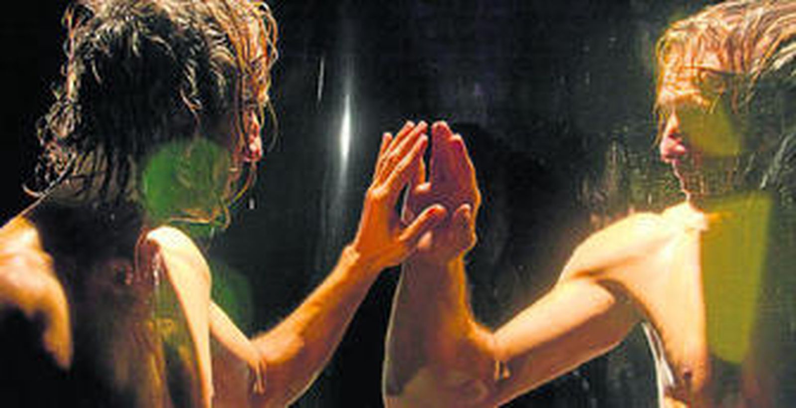 El bailarín malagueño Fernando Hurtado se mira a través de un espejo durante 'Confesiones de un primate en el Km 50'.