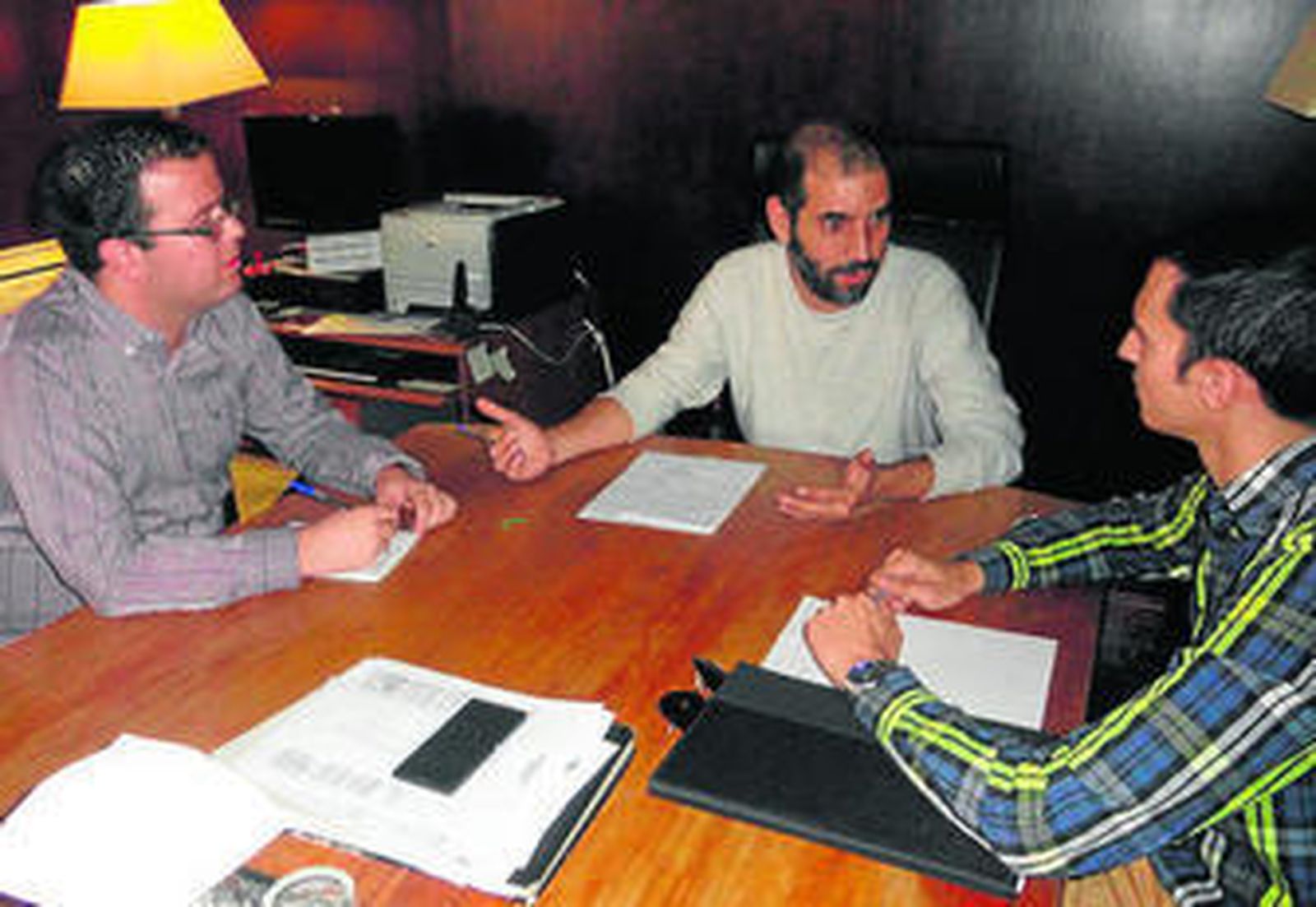 El alcalde, Antonio Romero, junto a los representantes de los alumnos, en la reunión celebrada en la Alcaldía.