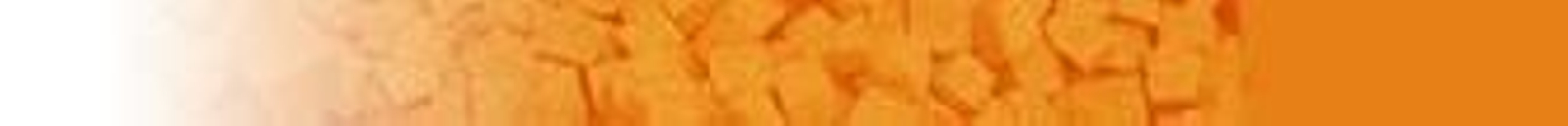 El comandante Antonio Benítez Martín junto a la bandera que se conserva en la sede de la Hermandad.