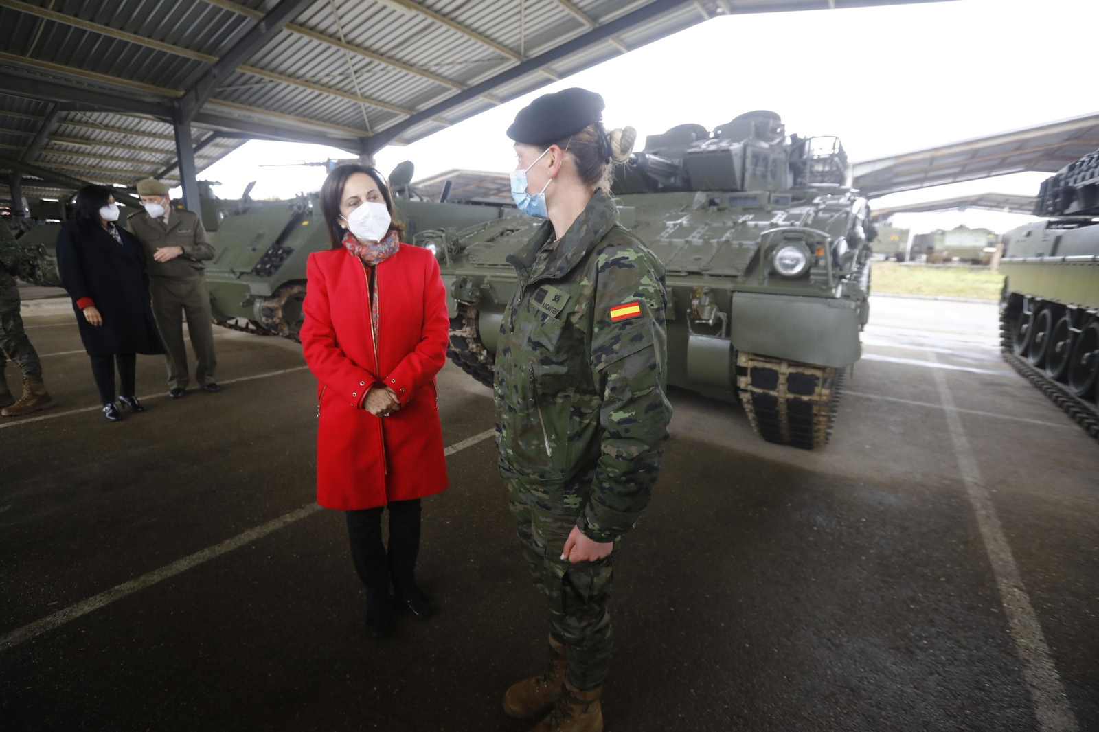 La visita de Margarita Robles a la base militar de Cerro Muriano, en imágenes