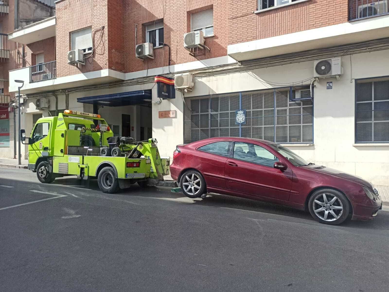 El vehículo fue remolcado tras aparcar en una zona de carga y descarga
