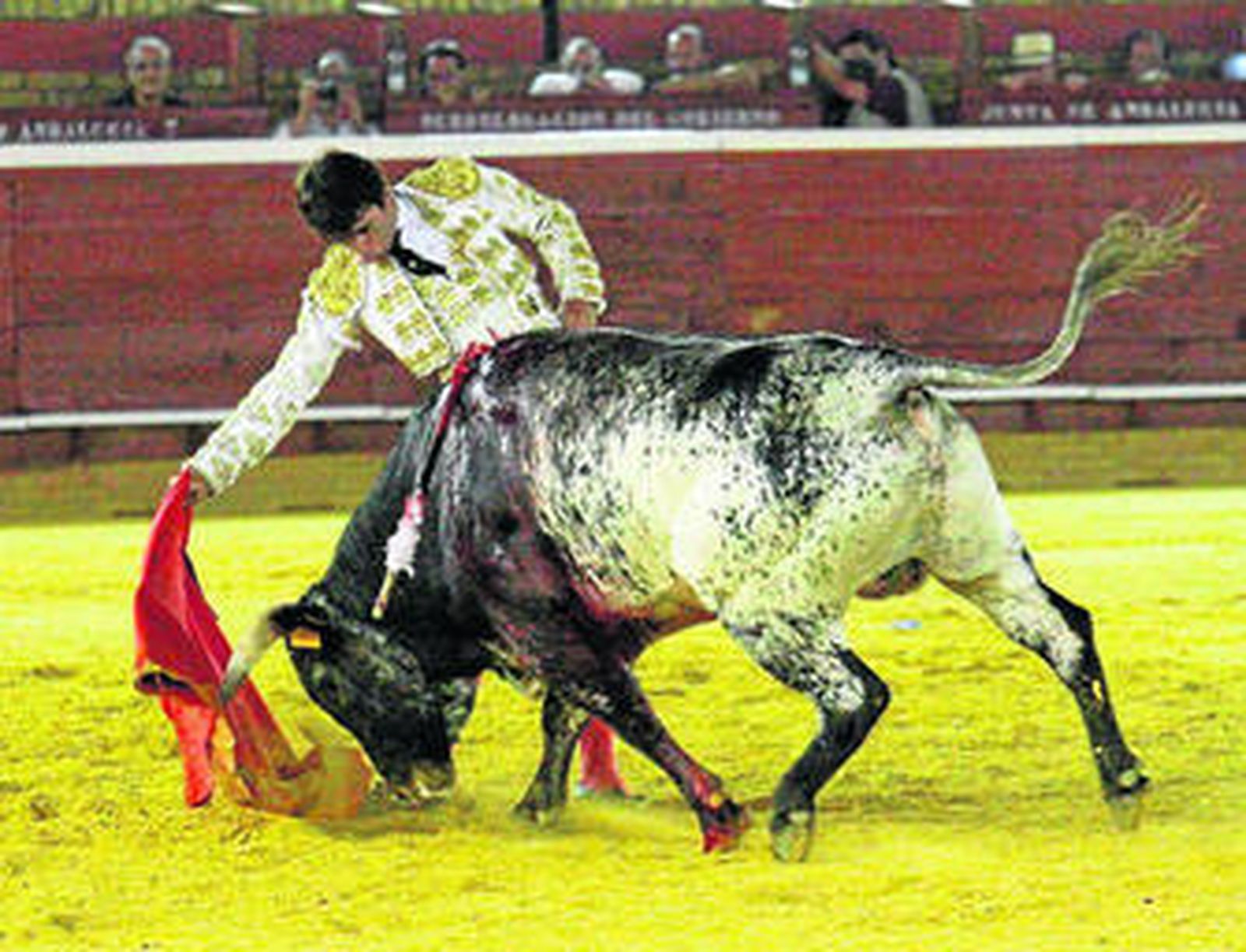 Rafael Serna, en un derechazo en la tarde triunfal de su debut con picadores en Huelva.