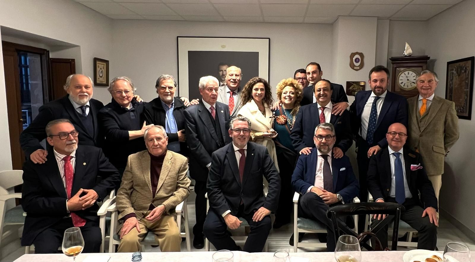 Los anteriores pregoneros de la Semana Santa de Jerez, con Lala Prieto.