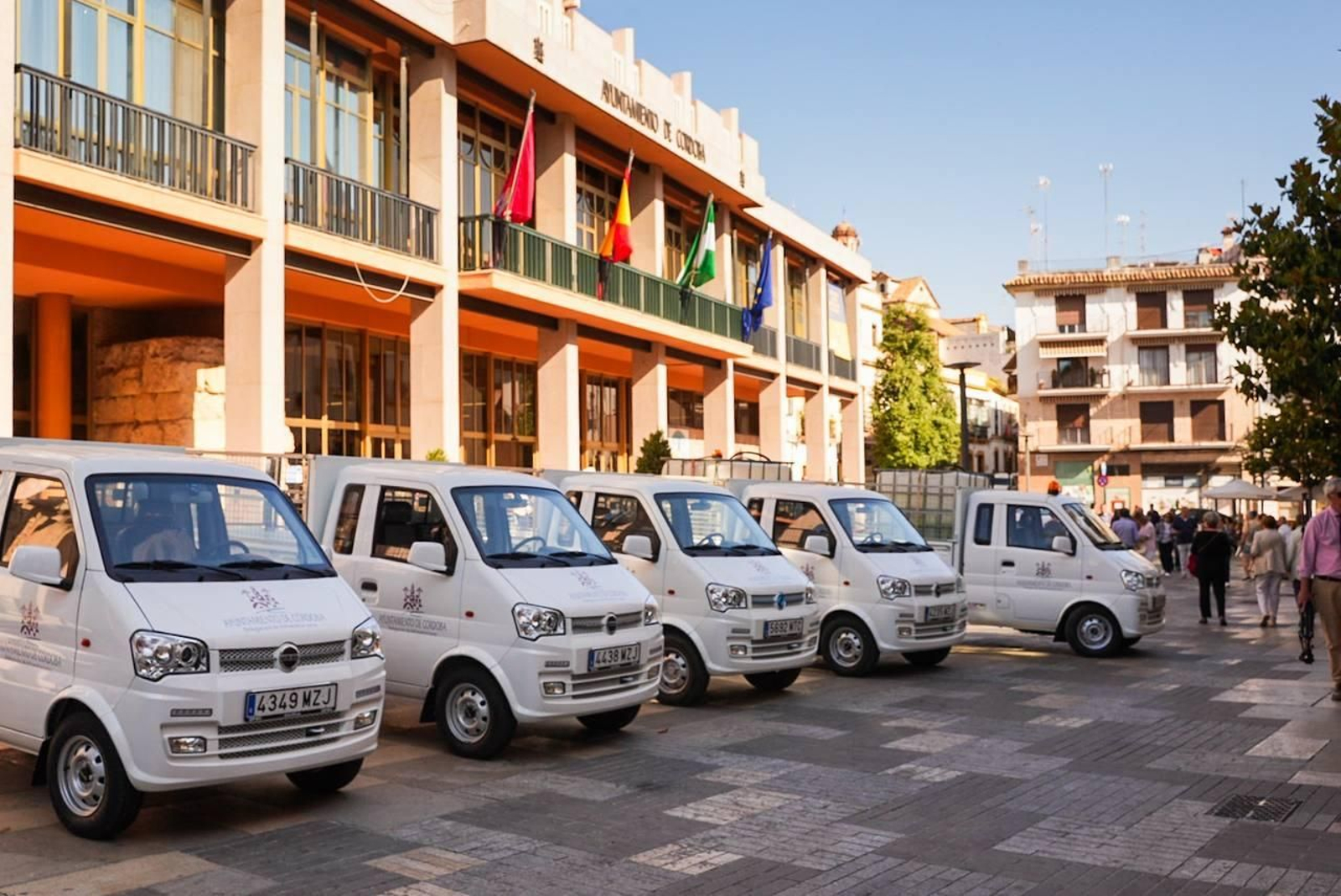 Varios de los nuevos vehículos presentados frente al Ayuntamiento. Varios de los nuevos vehículos presentados frente al Ayuntamiento.