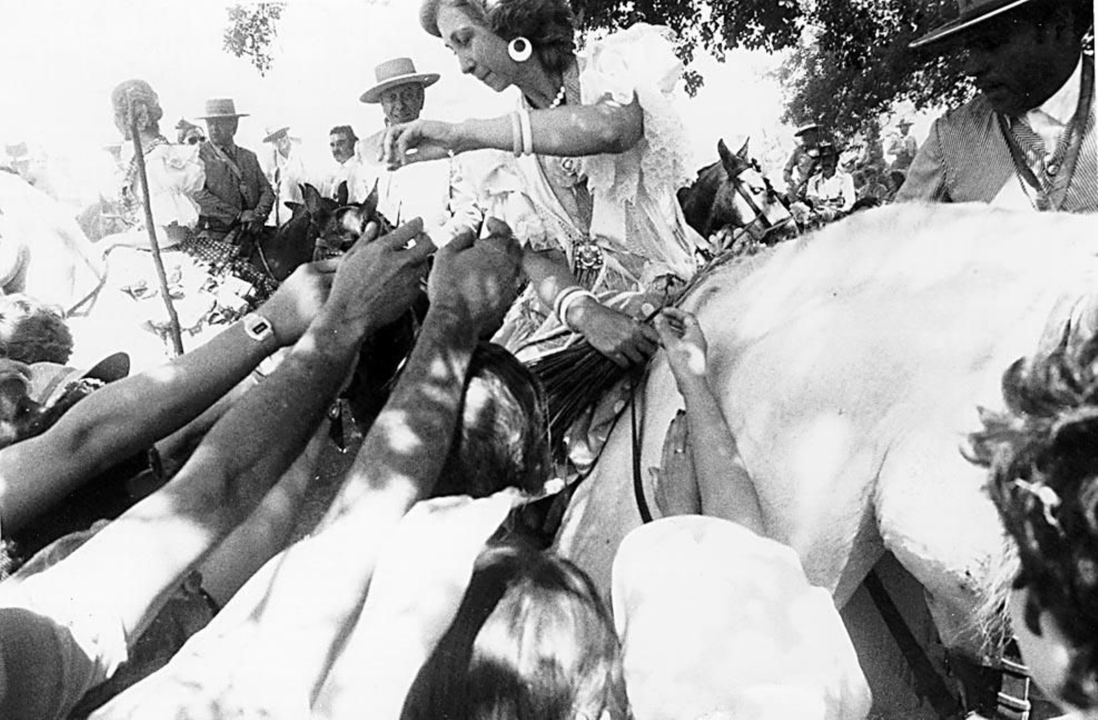 La reina Sofía a caballo en 1984, en el camino con la Hermandad de Triana.
