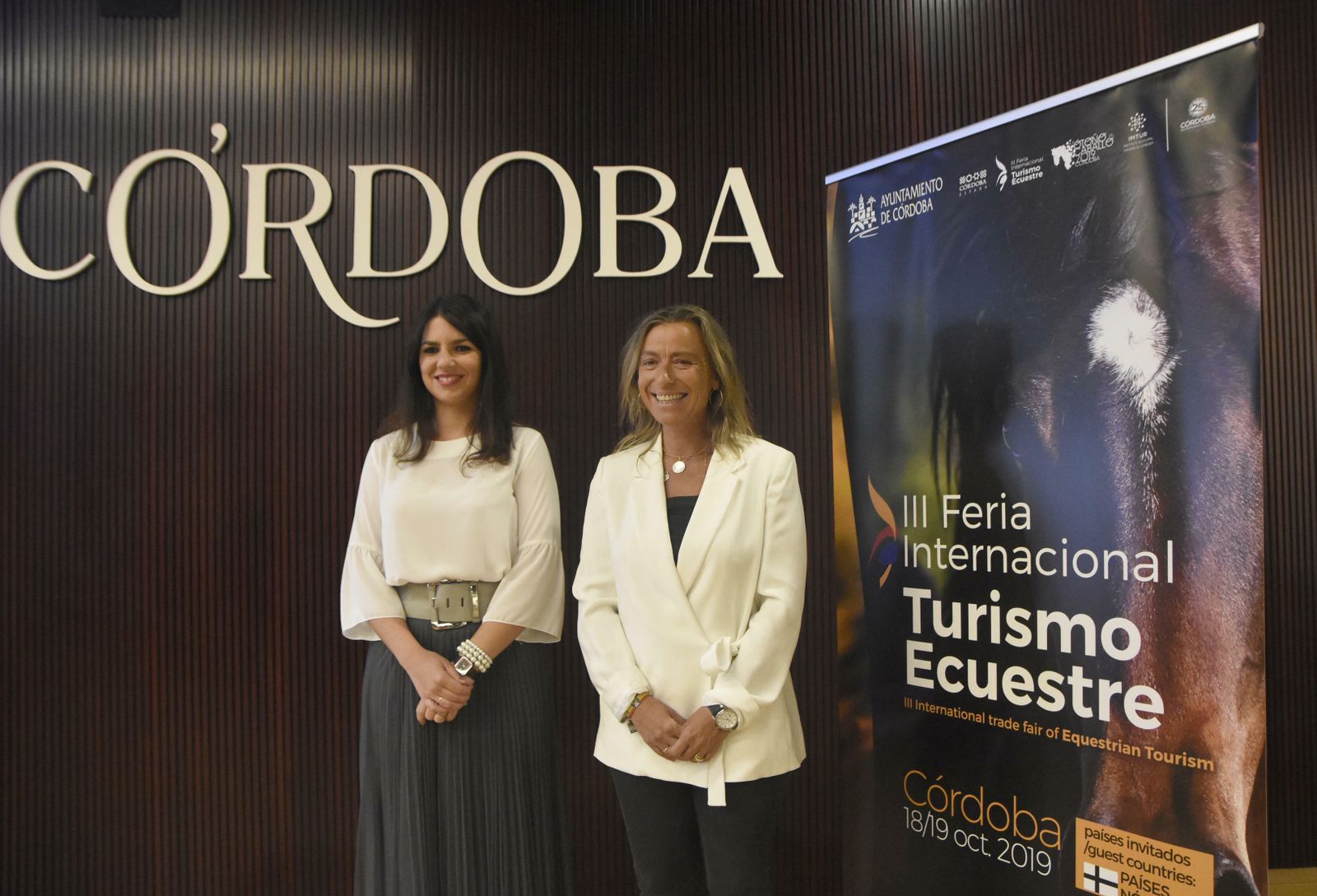 Purificación Joyera e Isabel Albás presentan las actividades de la feria.