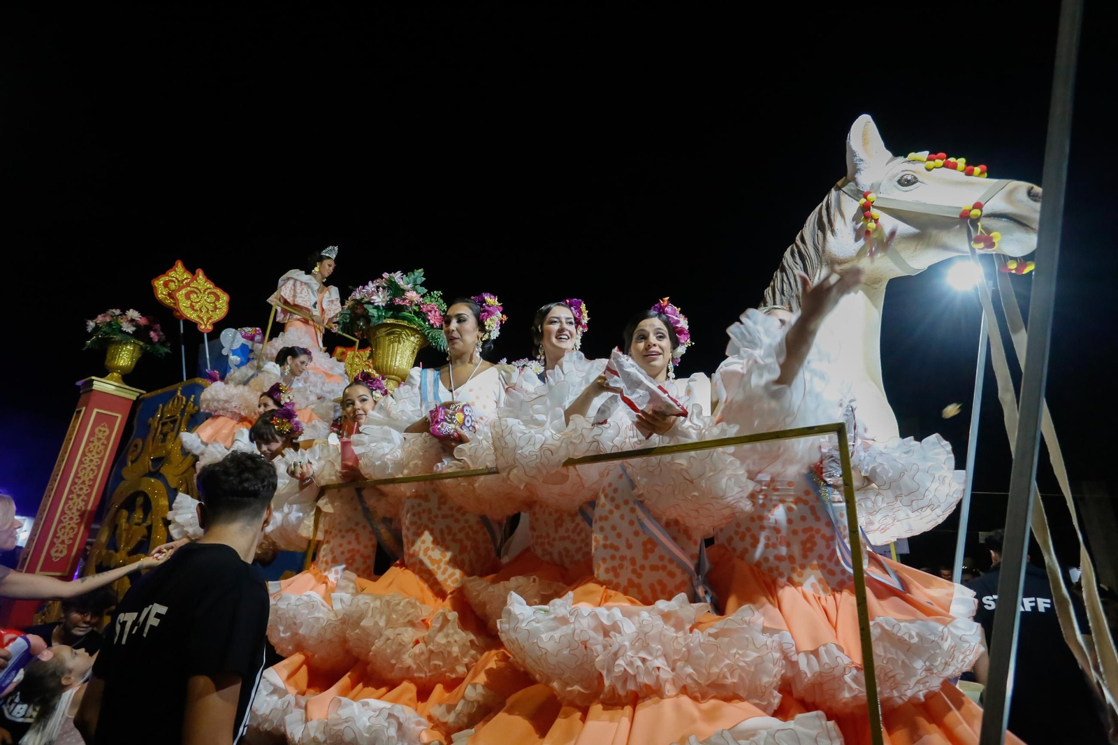 Búscate en las fotos de la cabalgata de la Feria de La Línea