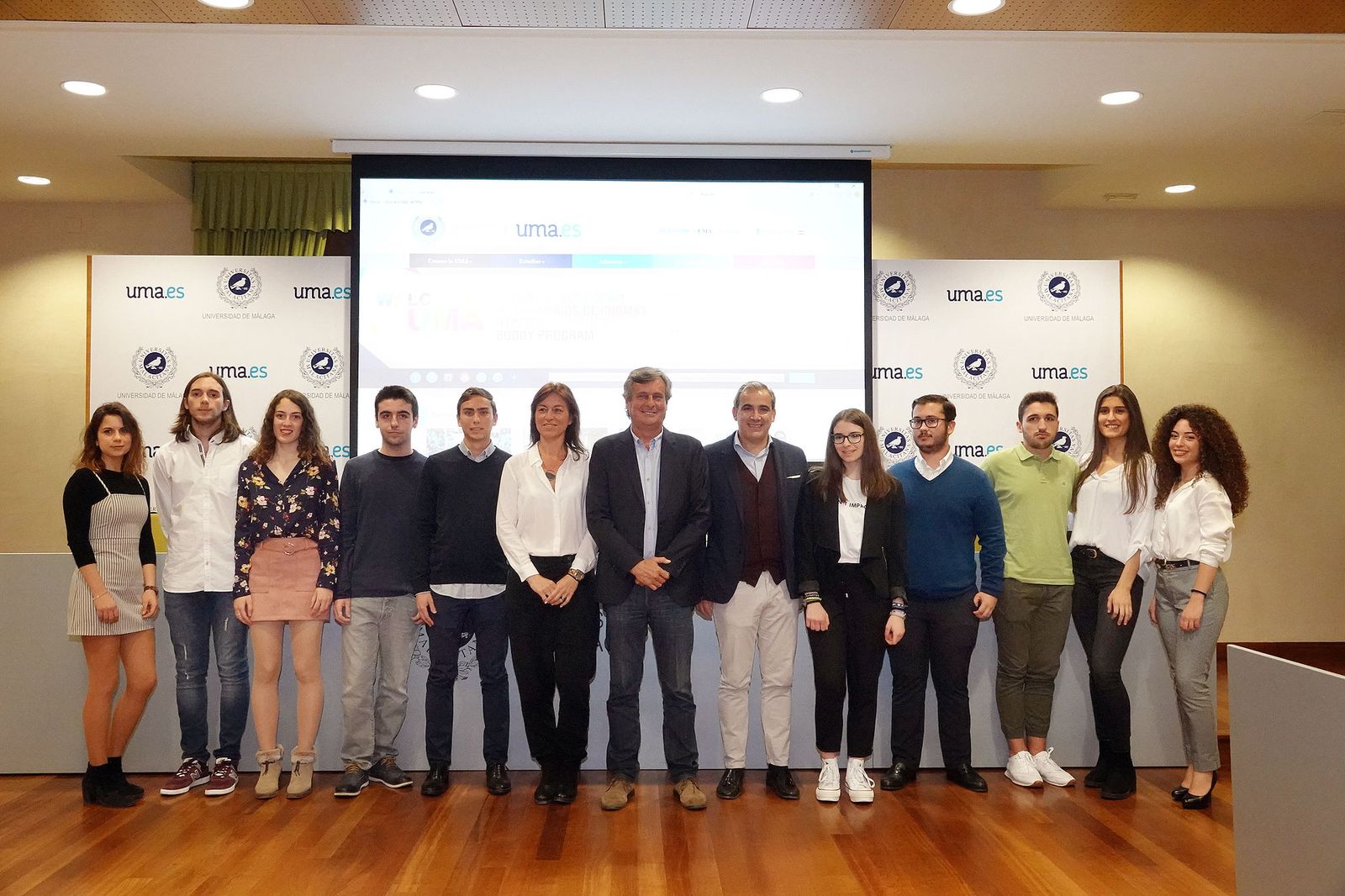 El vicerrector de Estudiantes, Francisco Murillo, con los 10 alumnos premiados por su expediente.