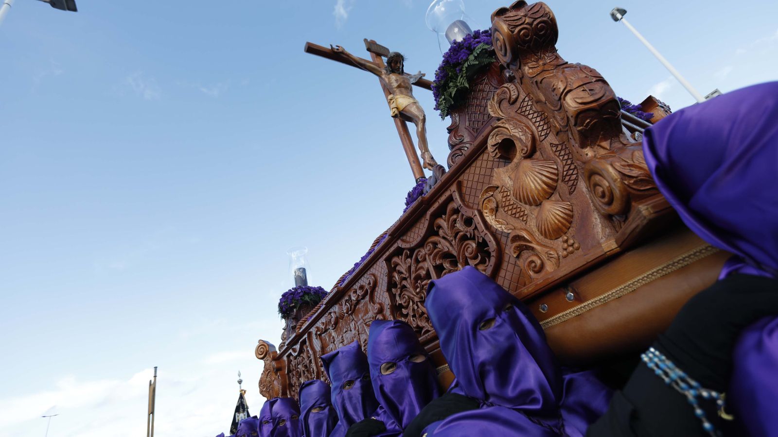 Fotos del Viernes Santo en La Línea: Cristo del Mar y Luz y Esperanza Nuestra, Soledad y Santo Entierro, Cristo del Amor y Misericordia y Amargura.