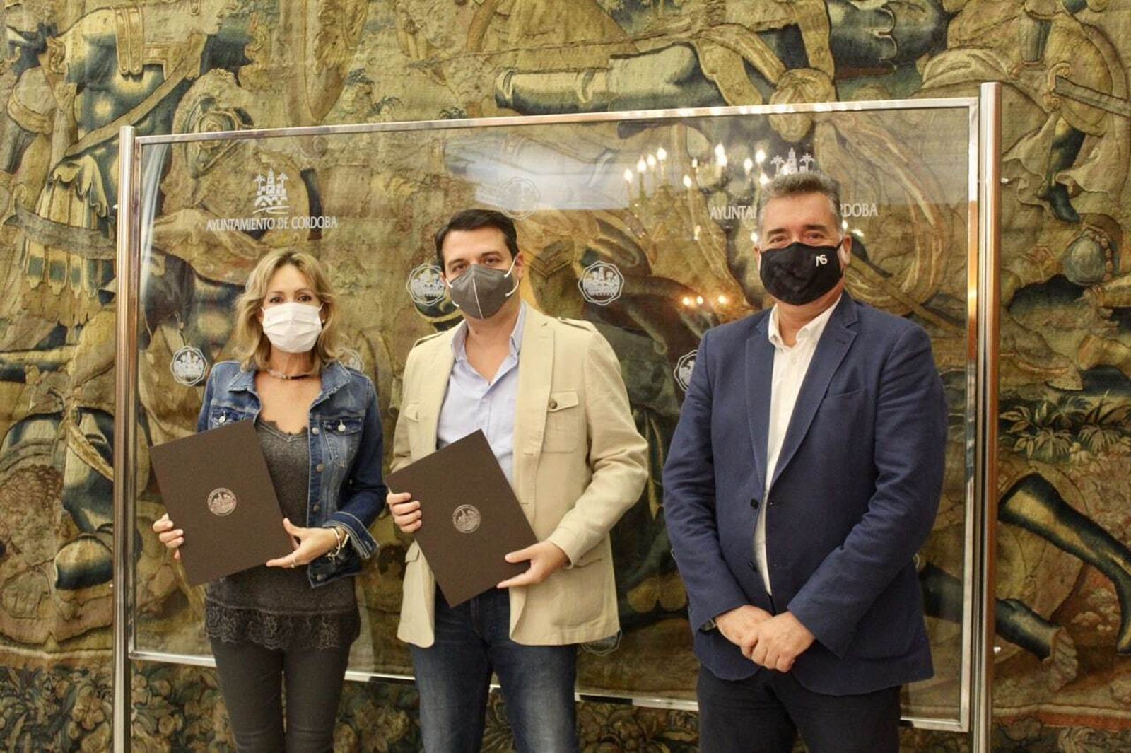 Troncoso, Bellido y Torrejimeno, tras la firma del convenio.