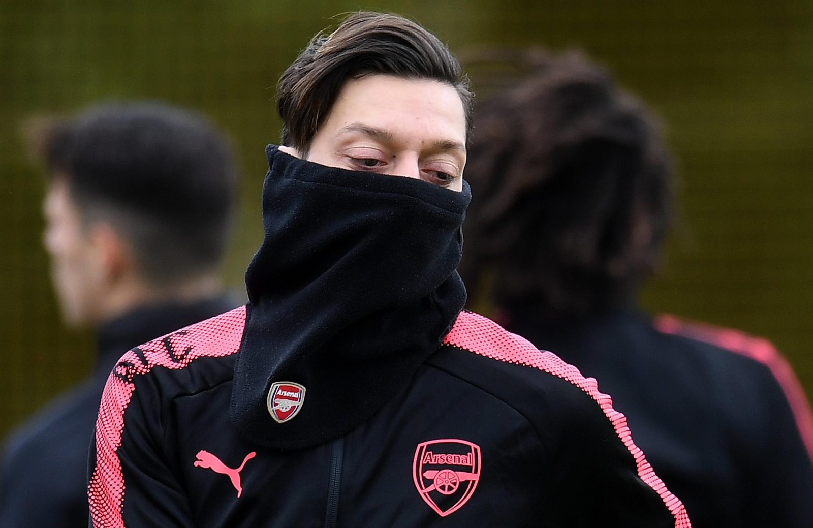 Özil se tapa en un entrenamiento del Arsenal.