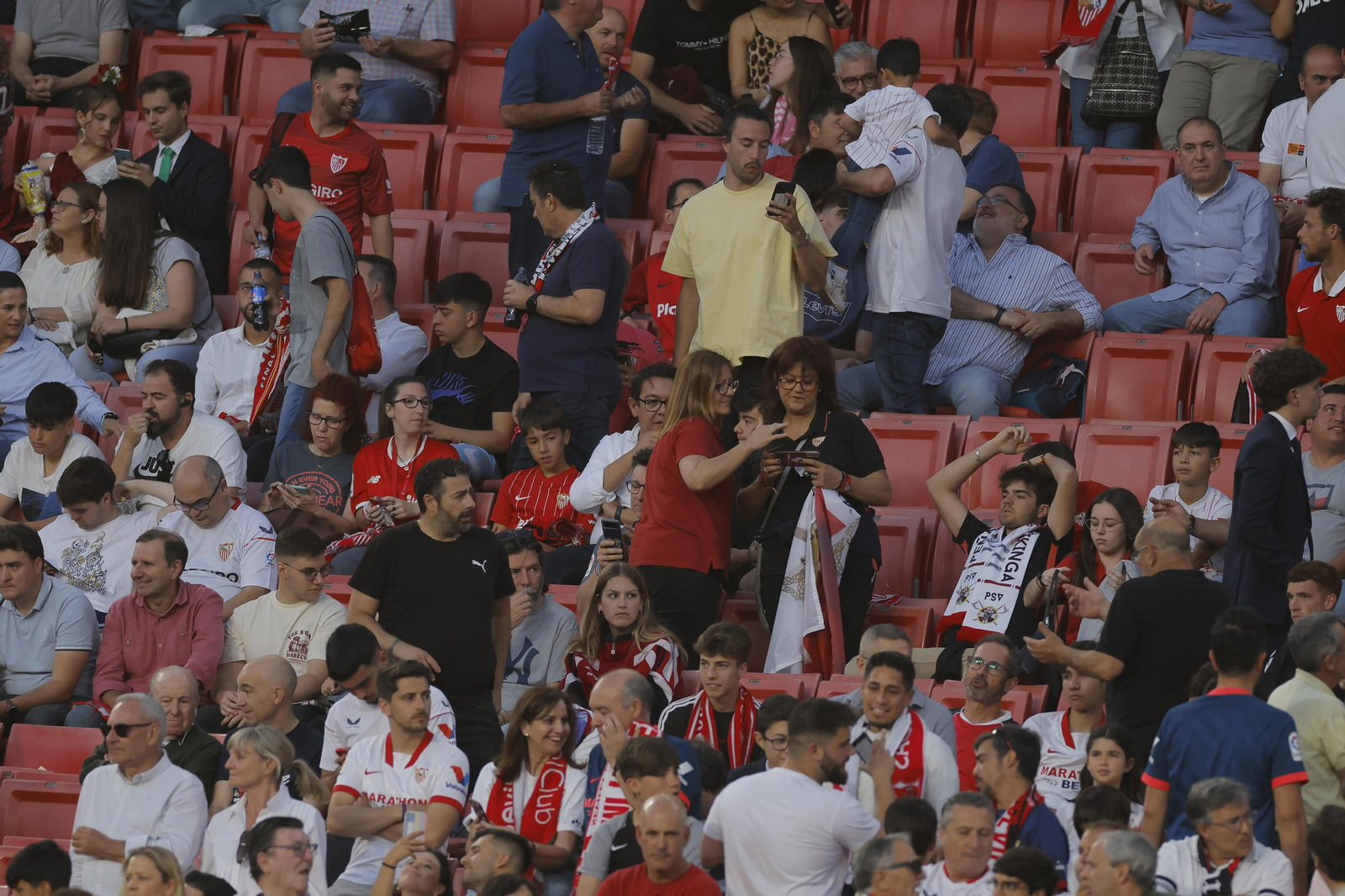 Búscate en las fotos del Sevilla -Villarreal