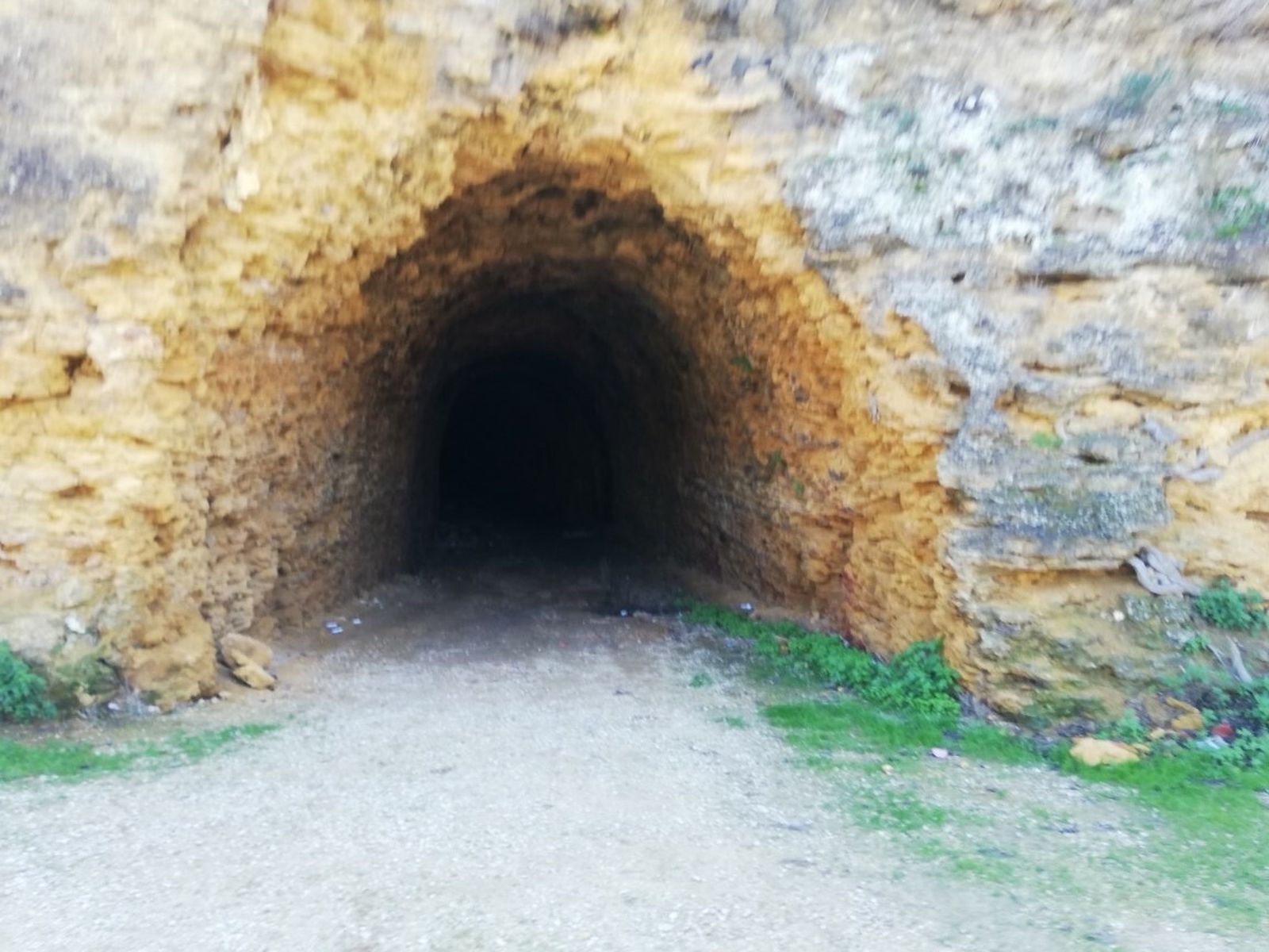 El antiguo túnel del tren, ahora cerrado al tránsito de personas.