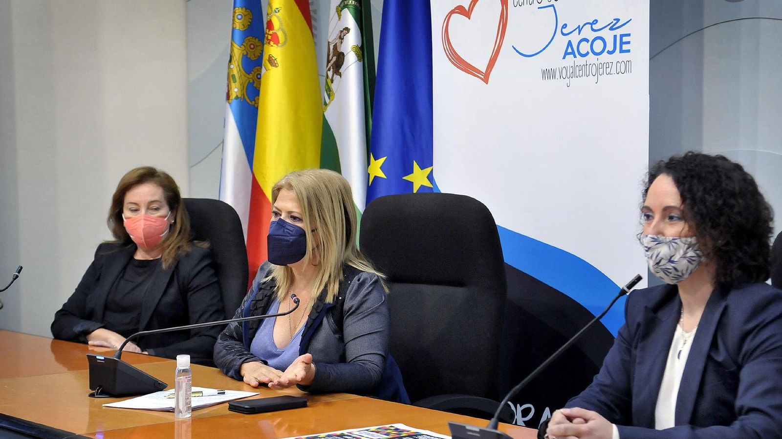 La alcaldesa, la presidenta de Acoje y la delegada de Comercio.