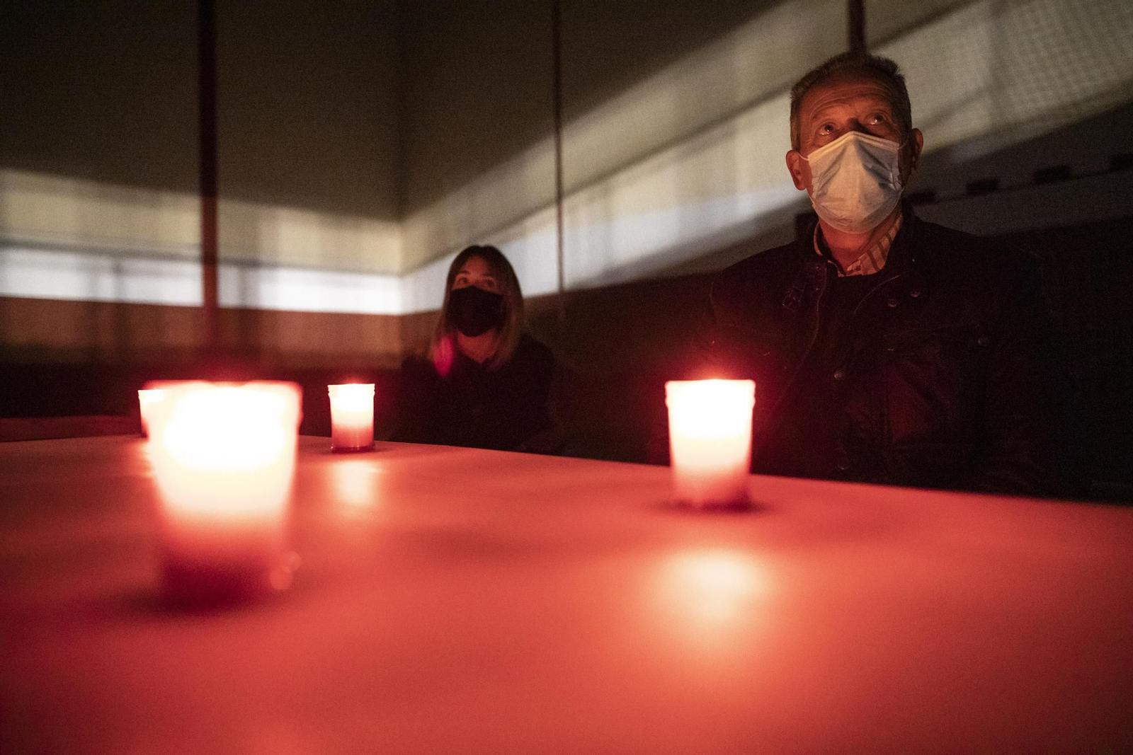 El alcalde de Pinos Puente se encierra contra los cortes de luz, en imágenes