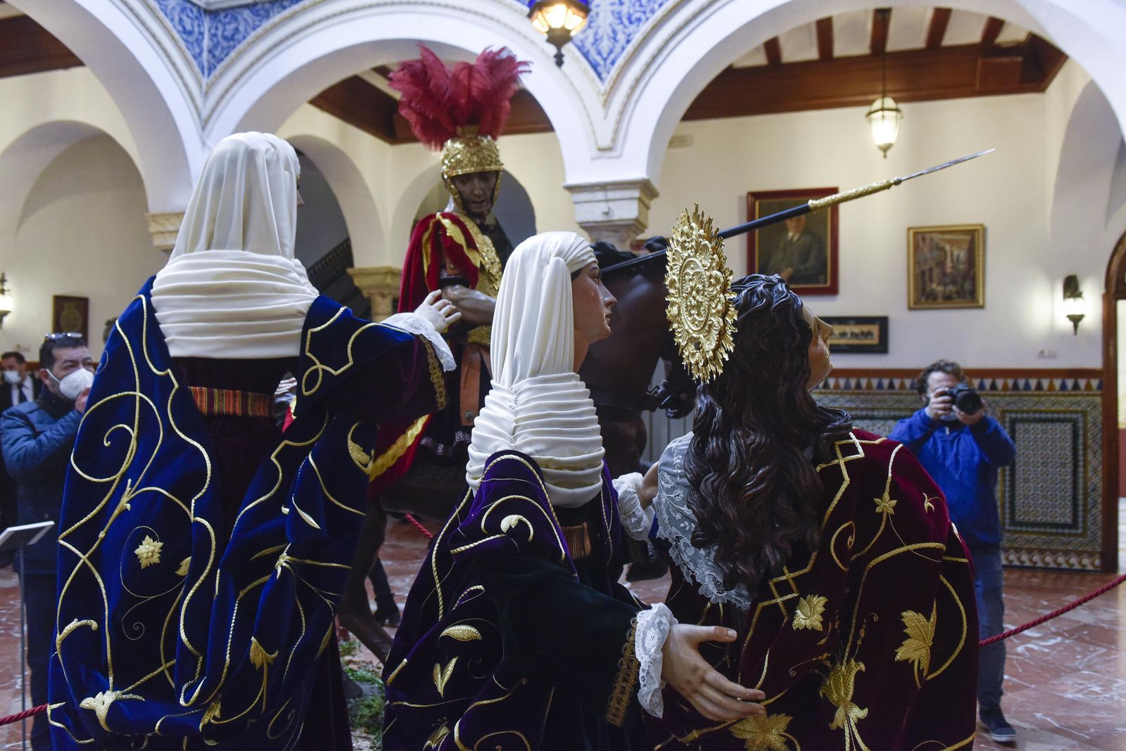 Las imágenes secundarias del misterio en el patio del Mercantil.