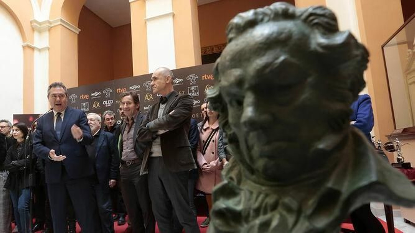Espadas y Muñoz, junto a los nominados en 2019, en el Ayuntamiento de Sevilla.
