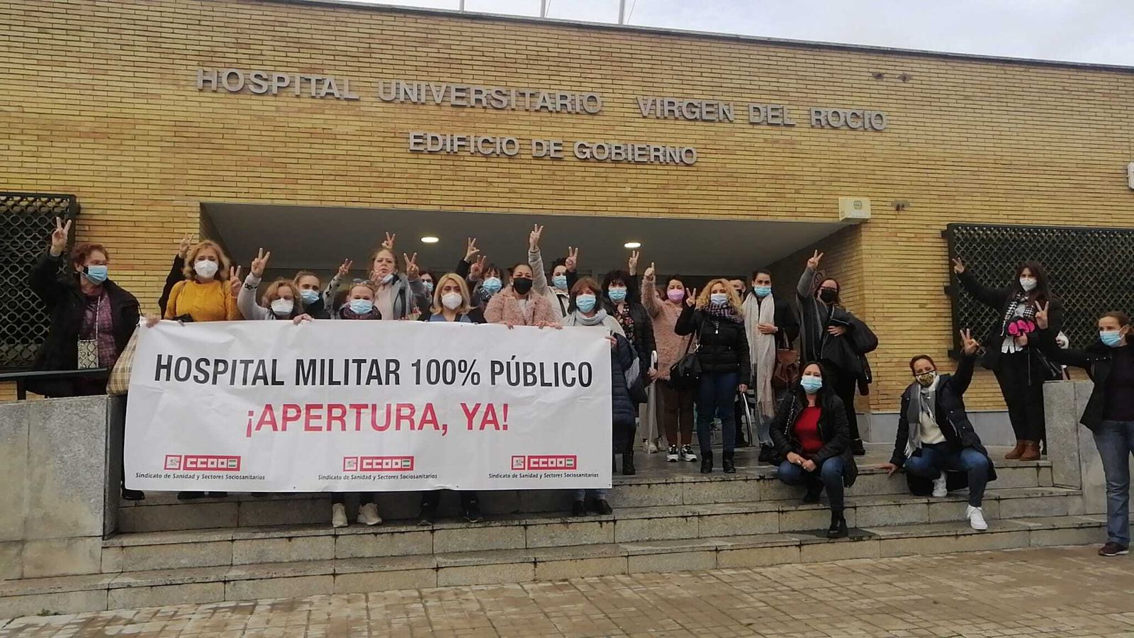 Los manifestantes, ya a las puertas del edificio de Gobierno del hospital, tras el desalojo.