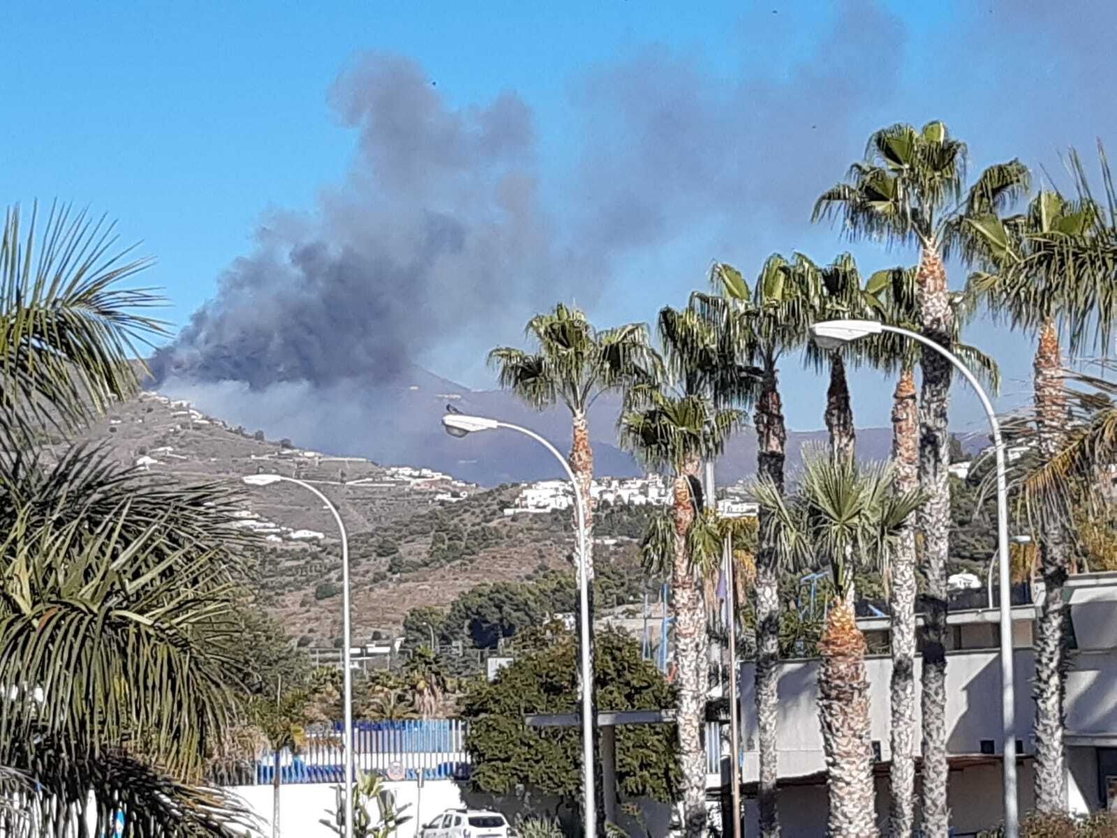 Humo por el incendio visto desde Almuñécar.