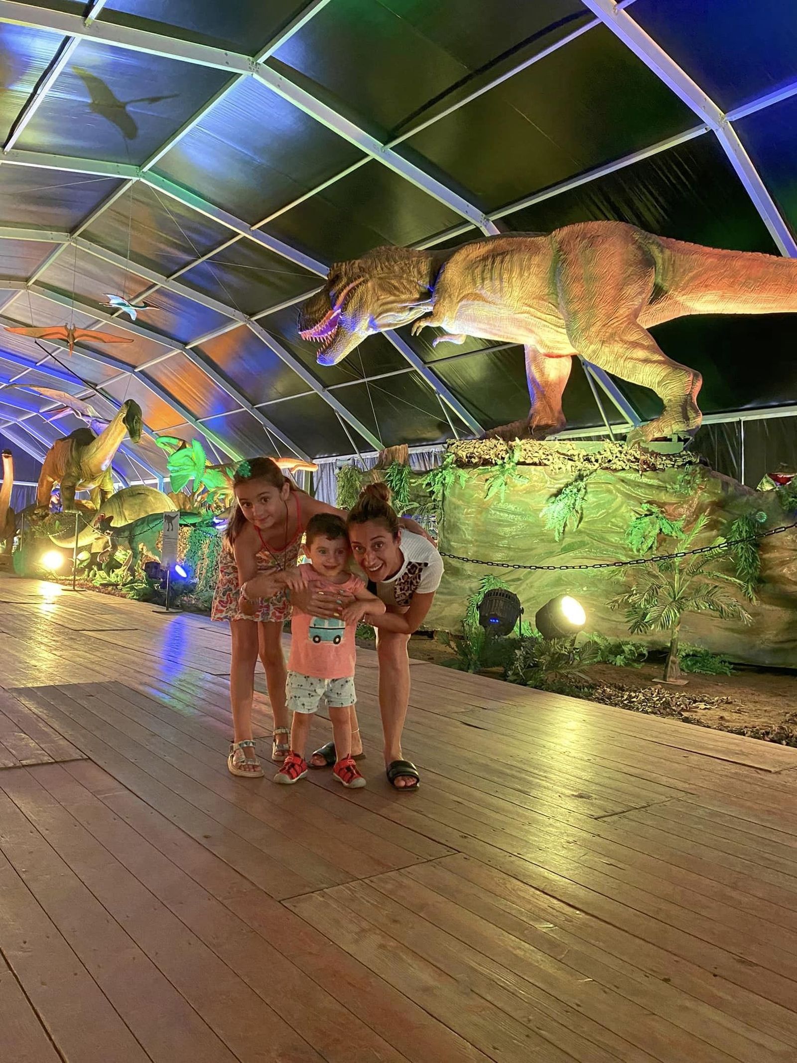 Tano junto a su hermana y su madre.