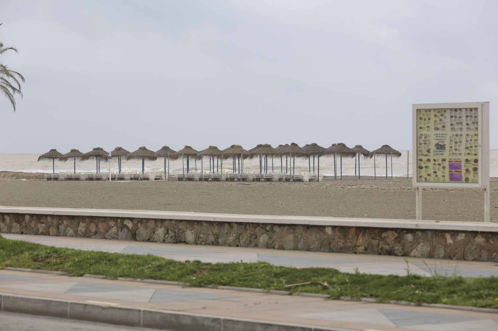 Playas cerradas en Torremolinos, la imagen del coronavirus en Málaga