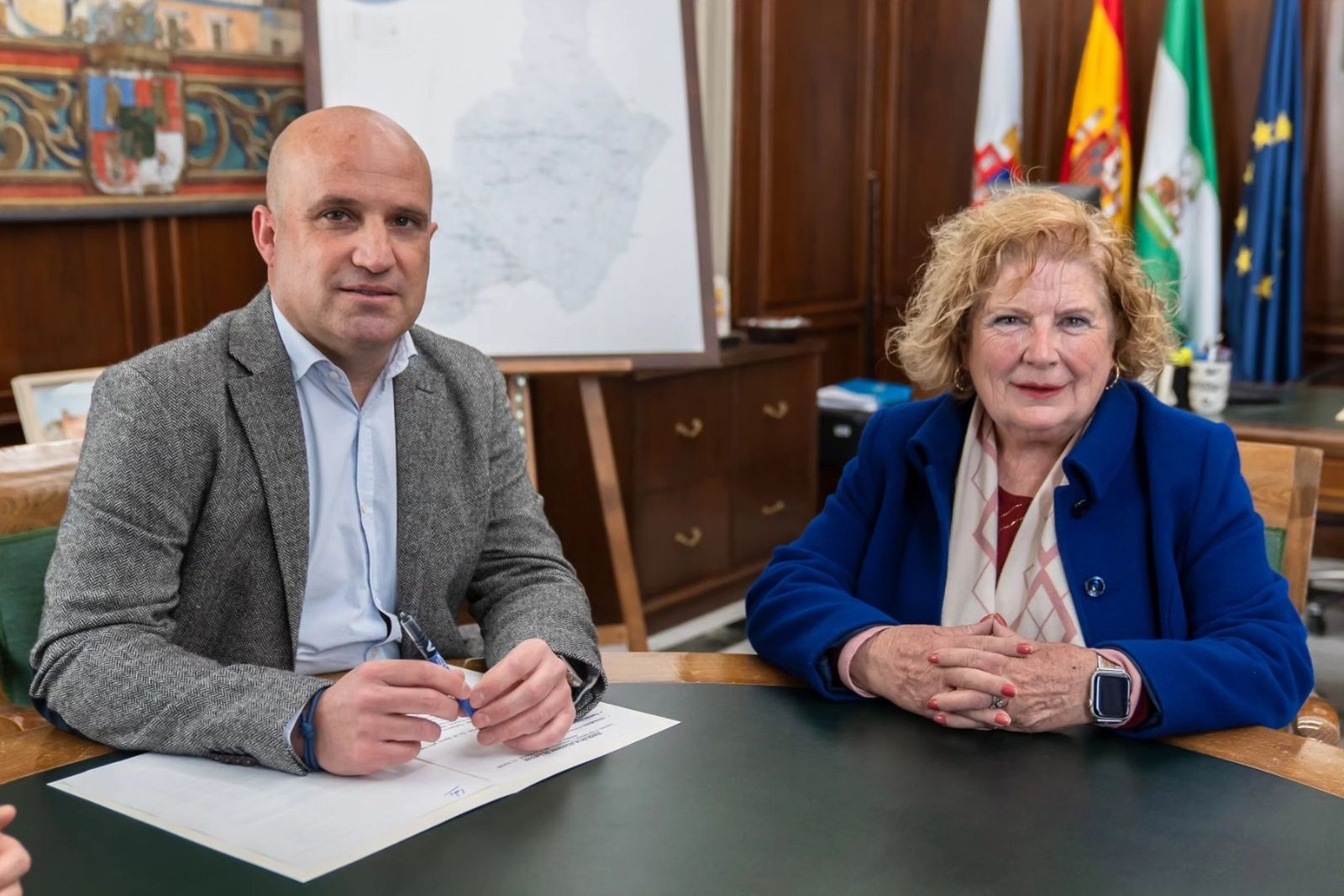 El presidente de Diputación y la alcaldesa de Laroya durante la reunión.