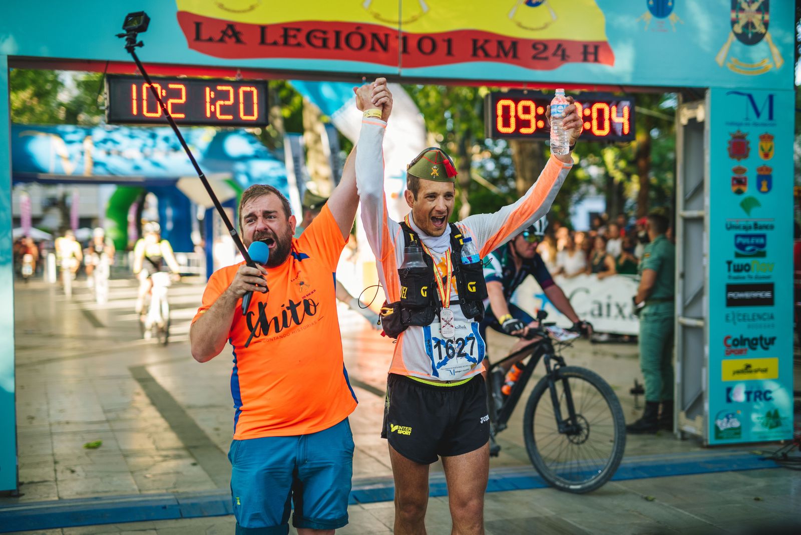 Pedro Guerrero 'Chito' recibiendo a Joan Marc como vencedor de los 101