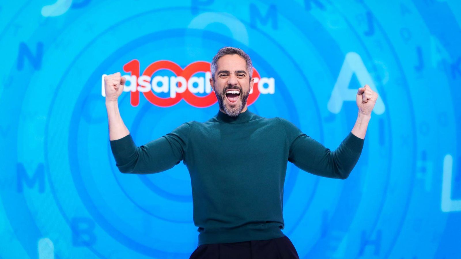 Roberto Leal ante la pantalla del especial número 1.000
