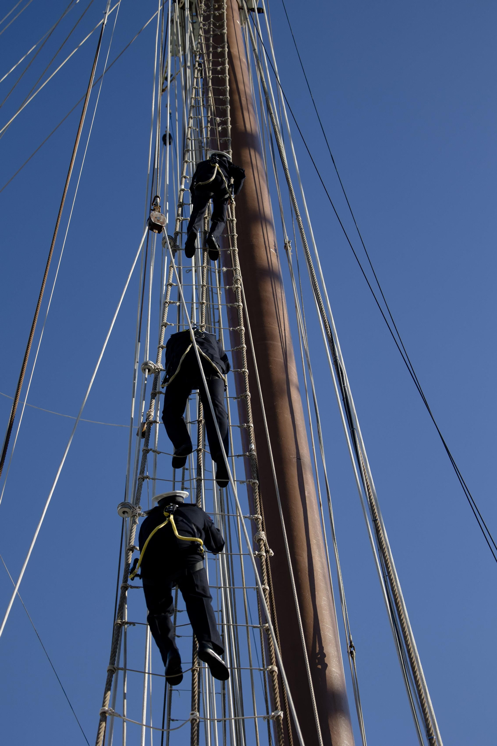 Las imágenes de la salida del buque  "Juan Sebastián de Elcano" del muelle de Cádiz.