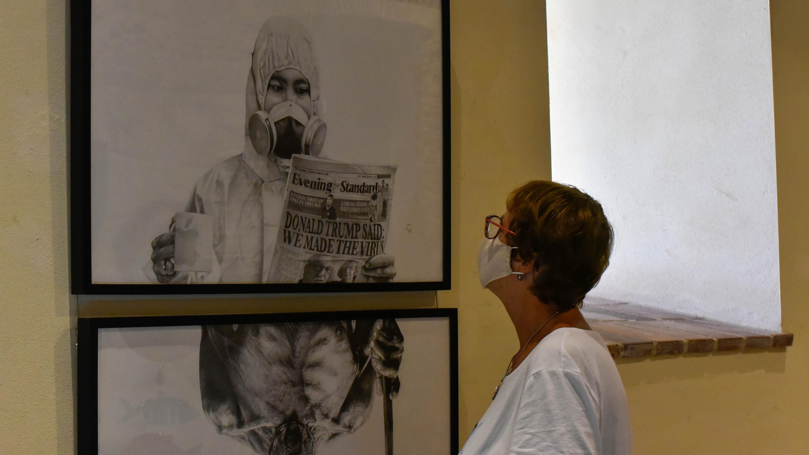 Una visitante mira la obra 'Narciso injusto (Norte-Sur)', de Paco Sanguino. Exposición 'Éxodo'.