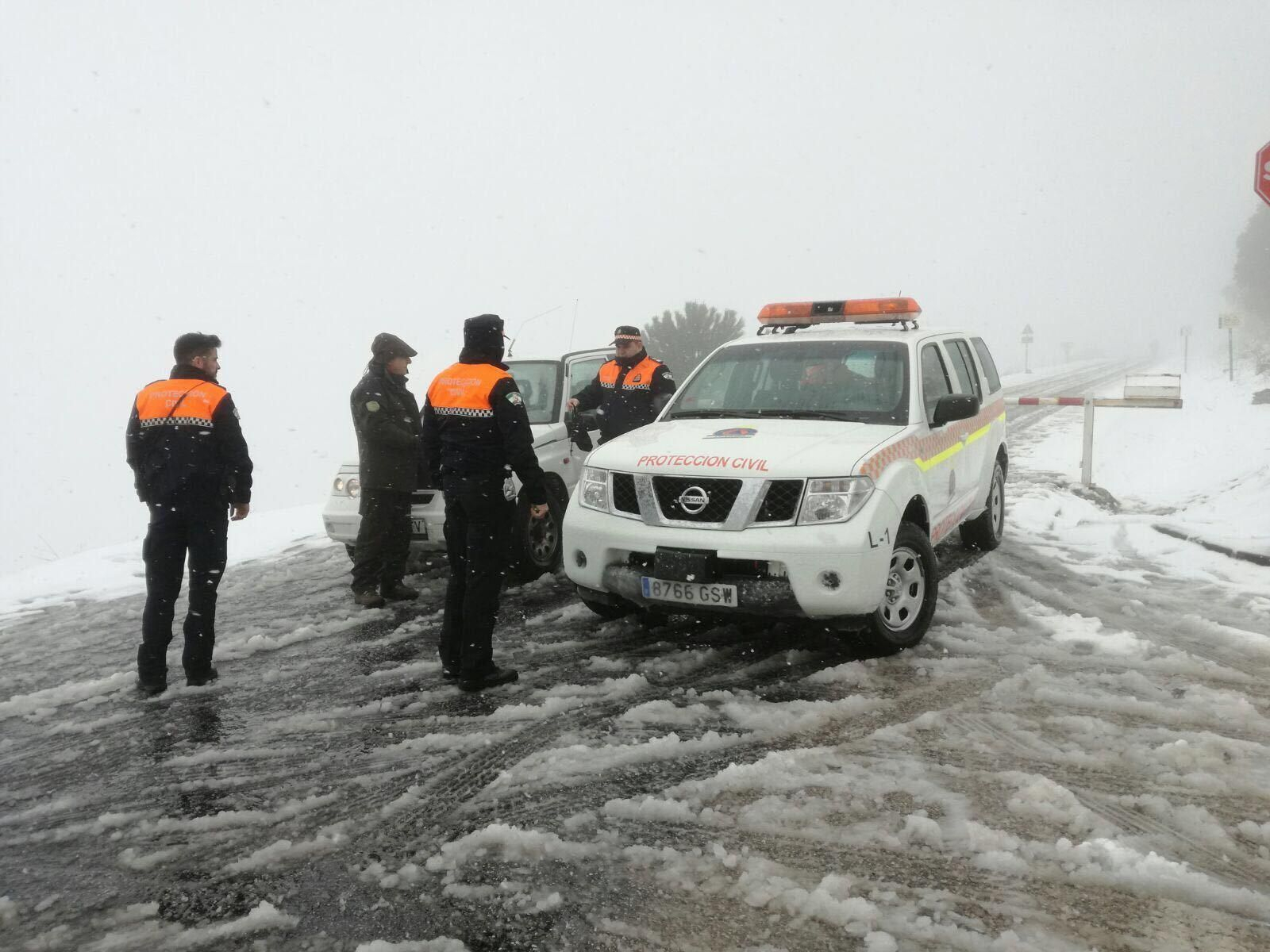 Agentes de Protección Civil en la carretera cortada