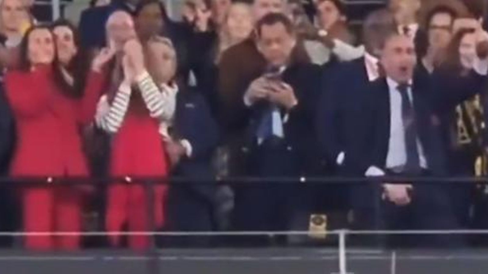 El obsceno gesto de Luis Rubiales, tocándose los testículos, junto a la infanta y la Reina.