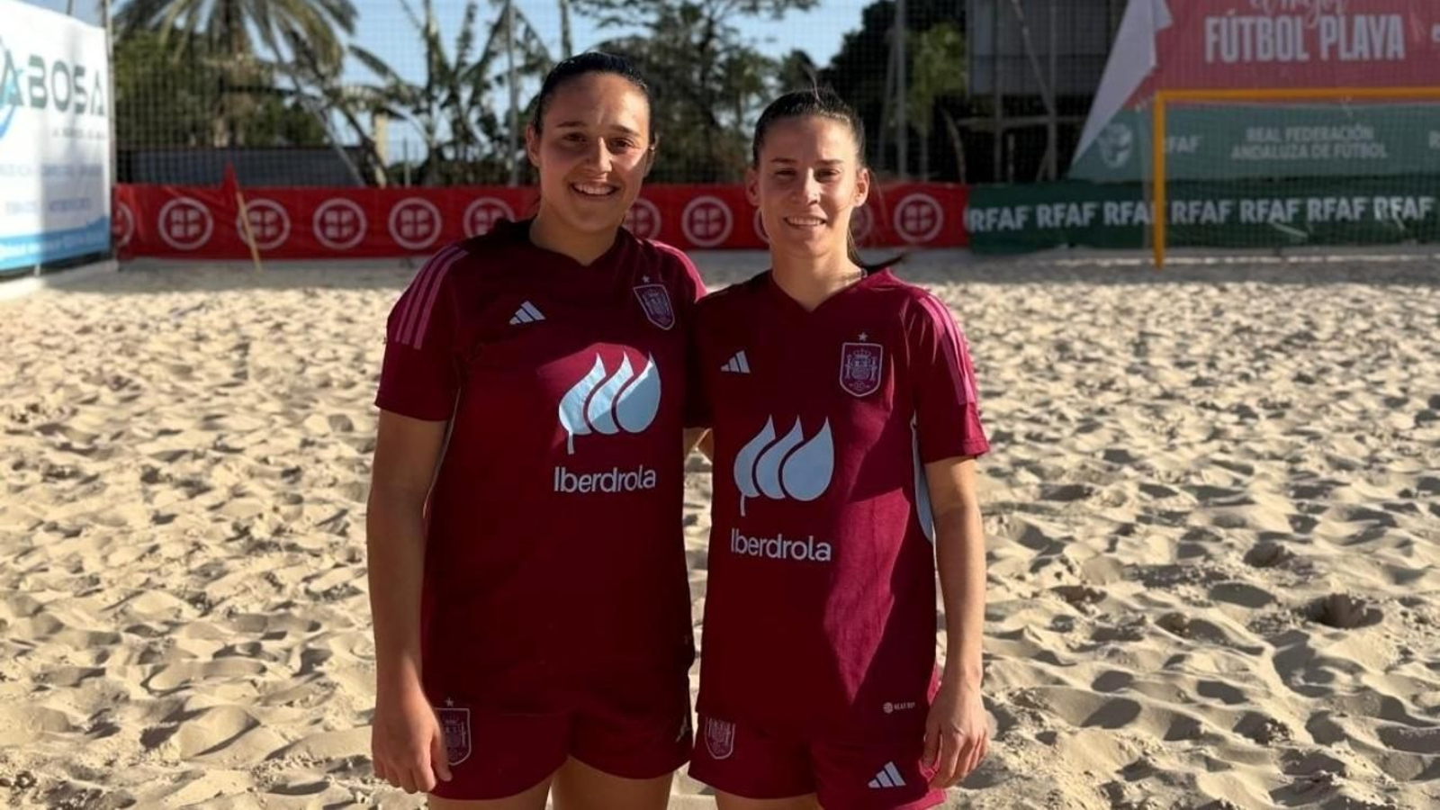 Paqui Campoy y Jessi, con la selección española de fútbol playa.
