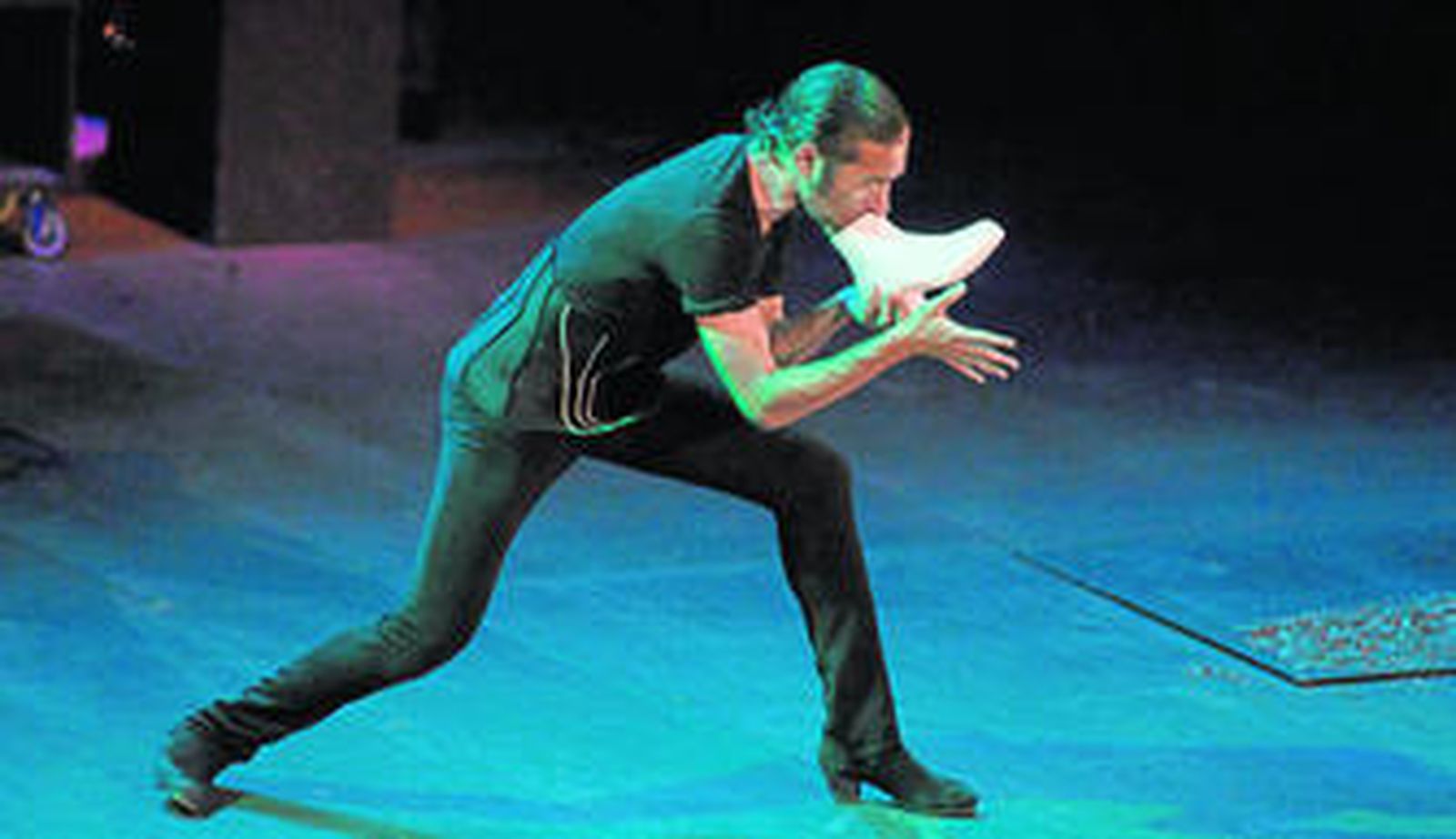 El bailaor y coreógrafo sevillano Israel Galván, en un instante de la representación de 'FLA.CO.MEN' en el Teatro Romano de Itálica.