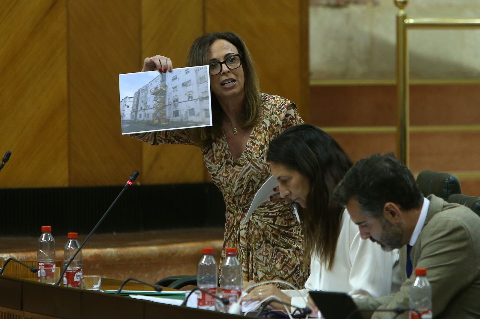 La consejera de Vivienda, Rocío Díaz, durante su respuesta parlamentaria a Adelante Andalucía.