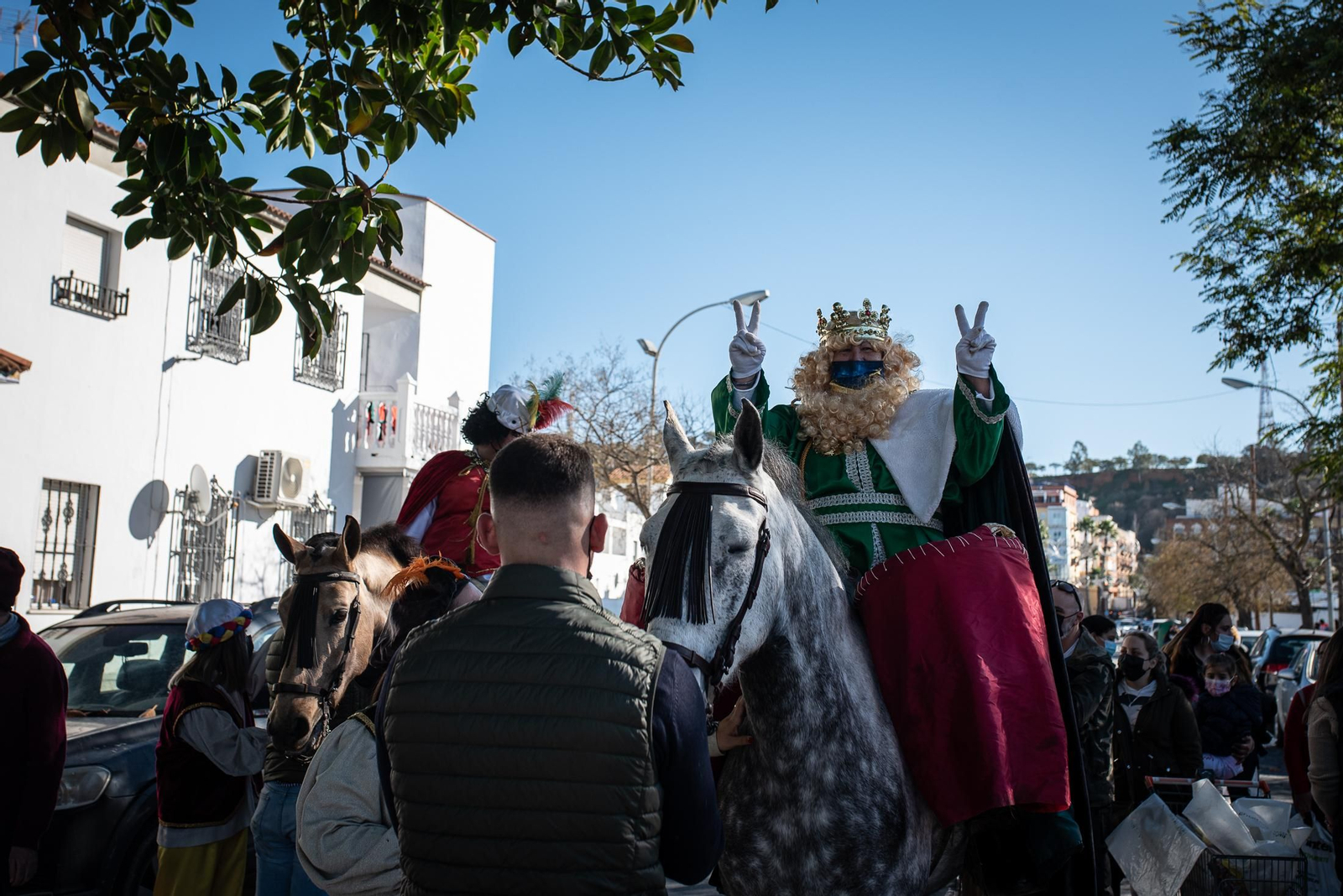 La visita de los Reyes Magos a los barrios de Huelva en imágenes