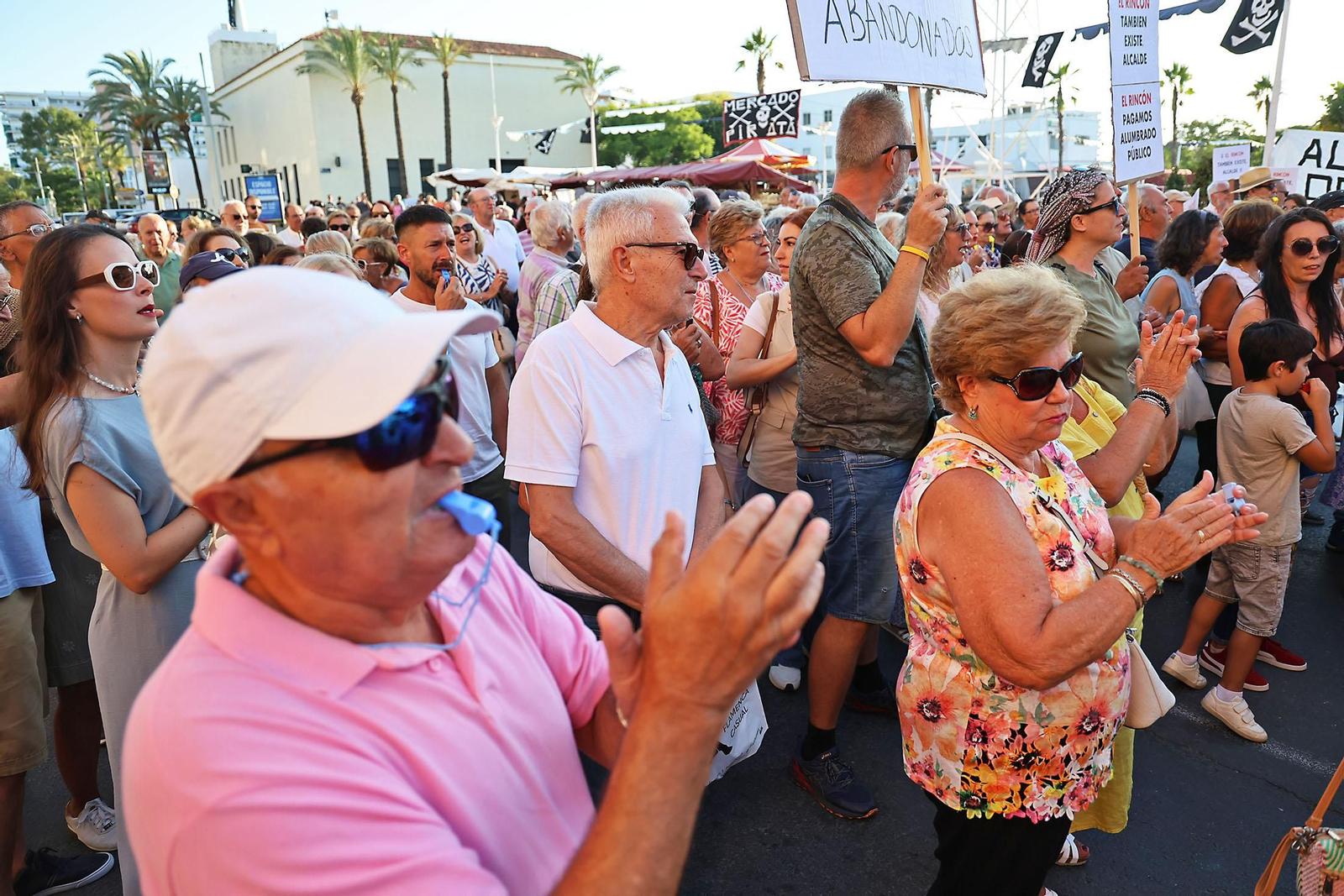 Imágenes de la concentración de los vecinos del Portil por el abandono de la playa
