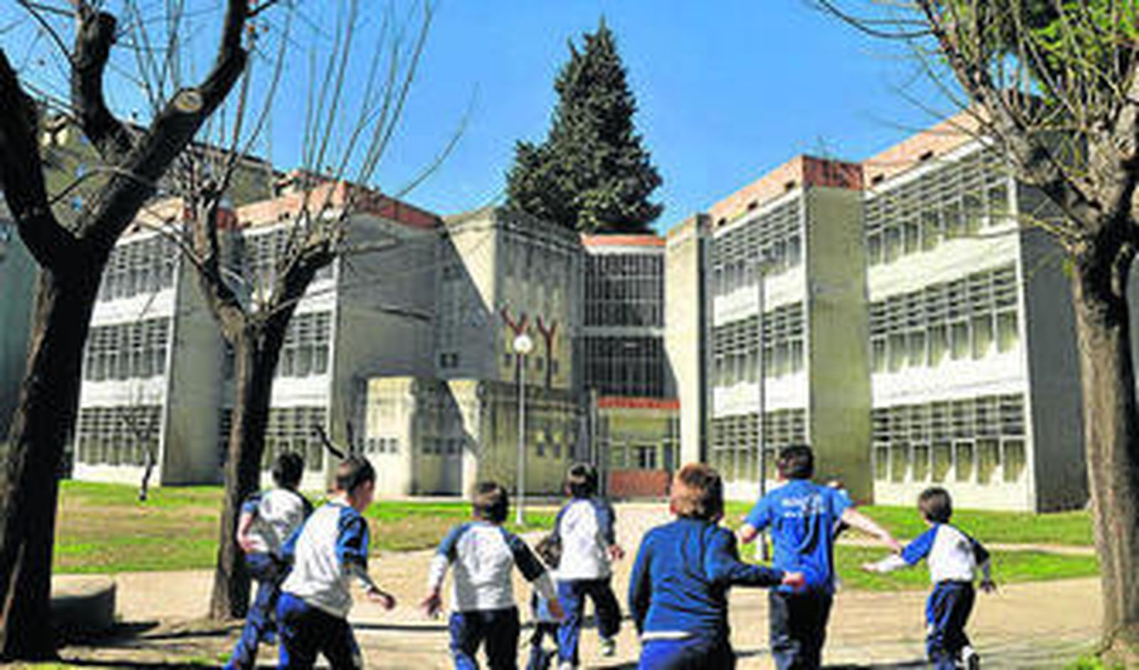 Niños juganmdo en el Colegio Altair.