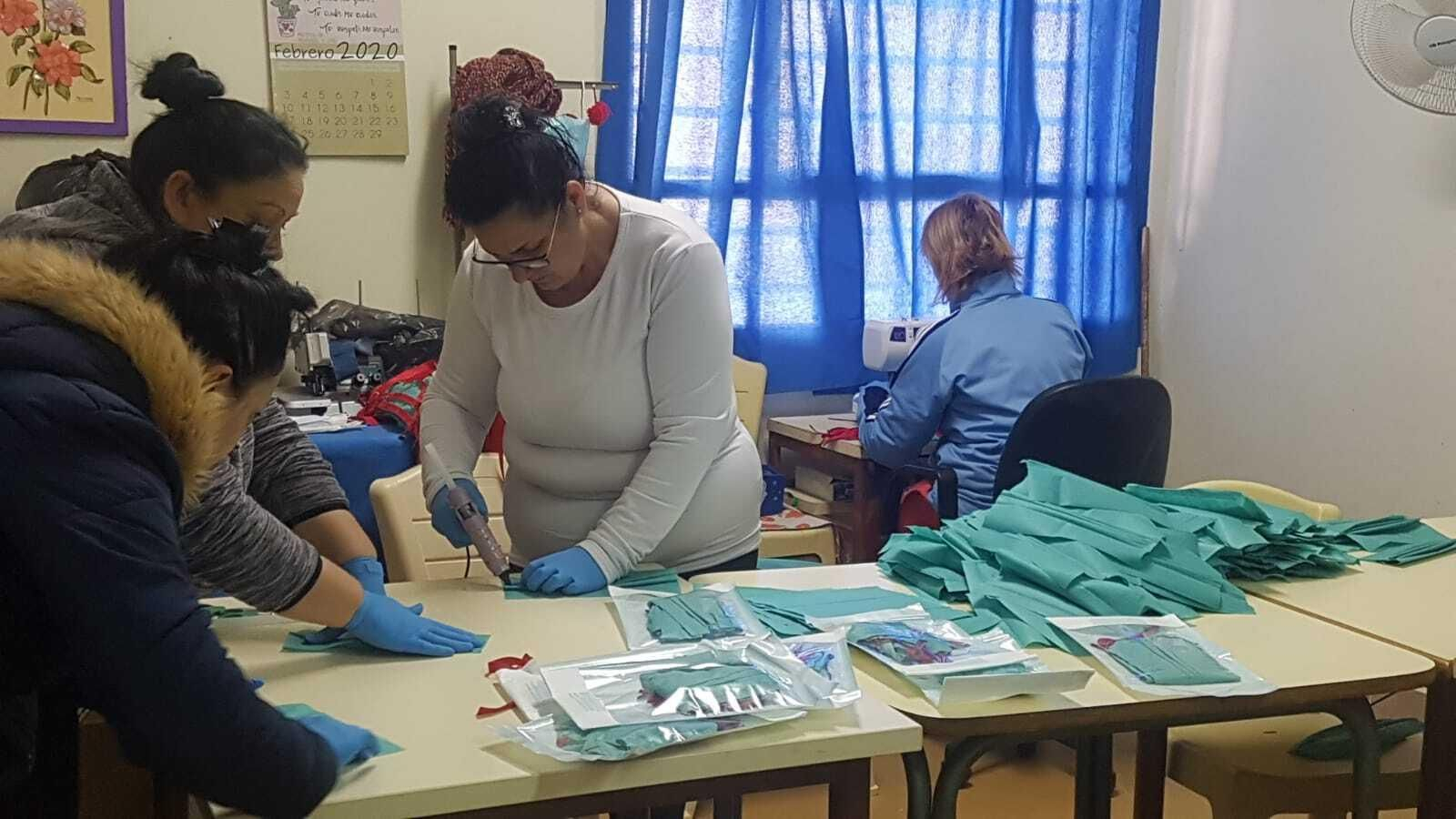 Seis internas del módulo de mujeres elaboran cada día alrededor de cien mascarillas para su donación.