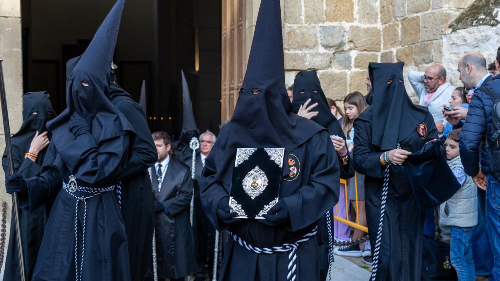Luto y duelo en la noche del Viernes Santo, en imágenes