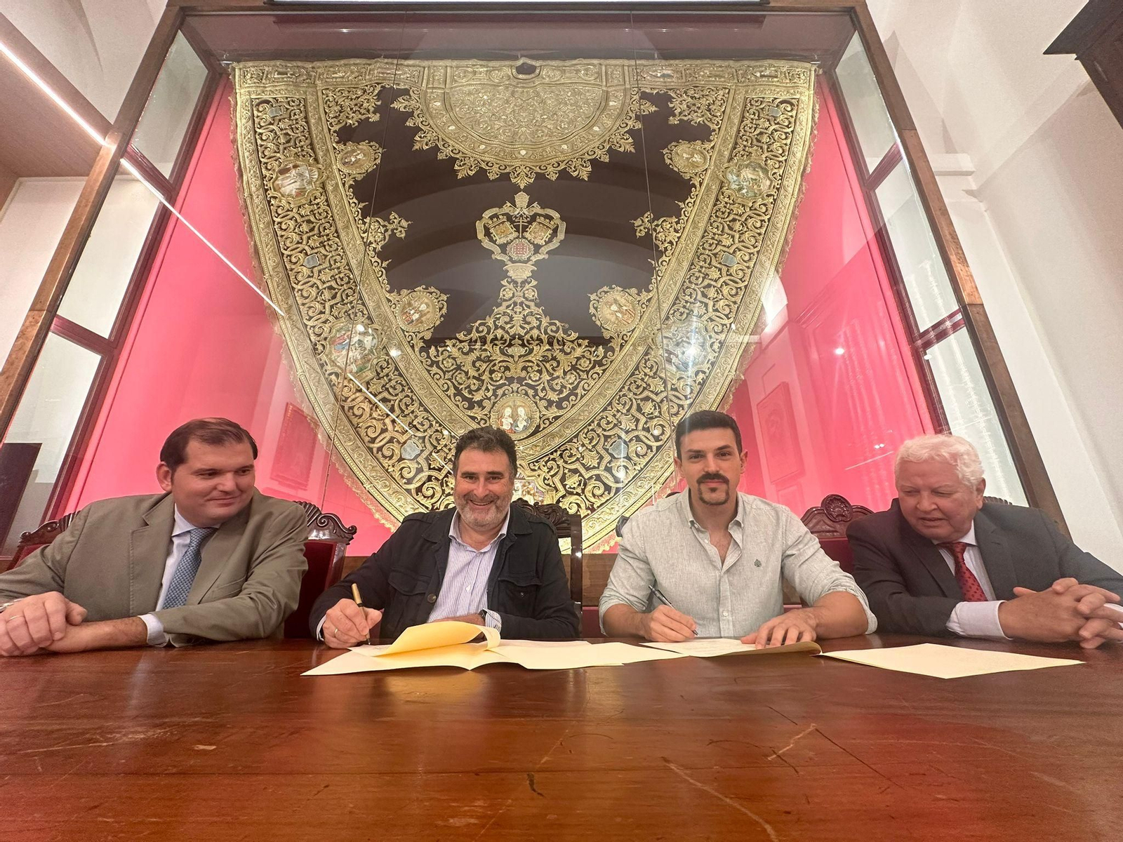 Firma del contrato en el interior de las dependencias universitarias