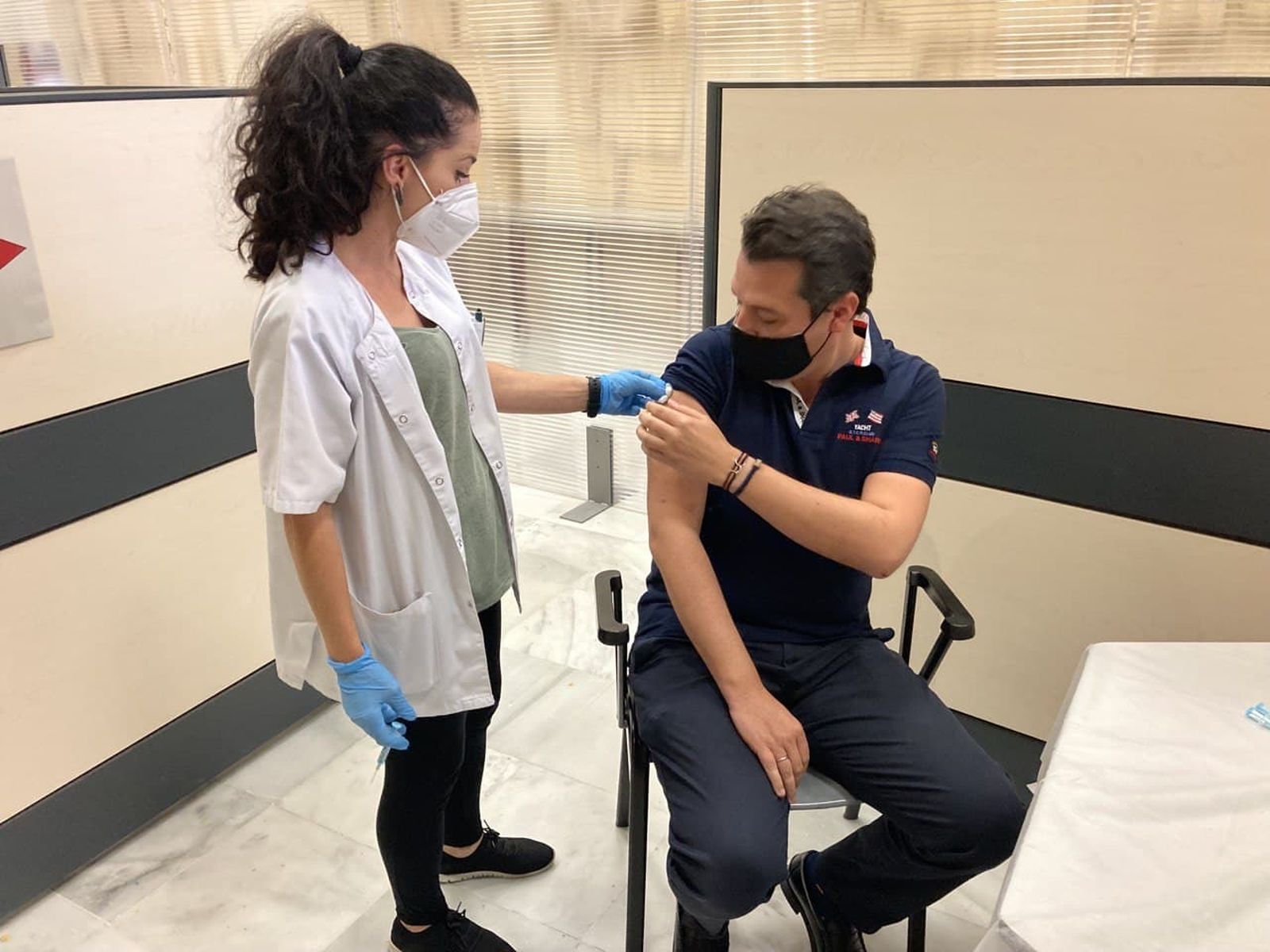 El alcalde de Córdoba se vacuna contra el coronavirus.