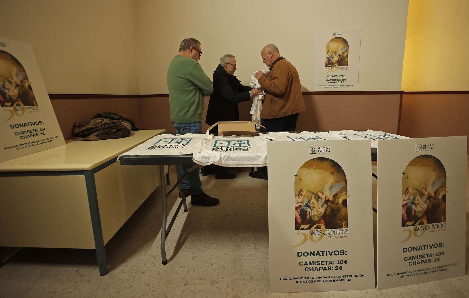 Fotos de la misa conmemorativa de los 50 años de dedicación del padre Pedro a la parroquia y al barrio de La Piñera
