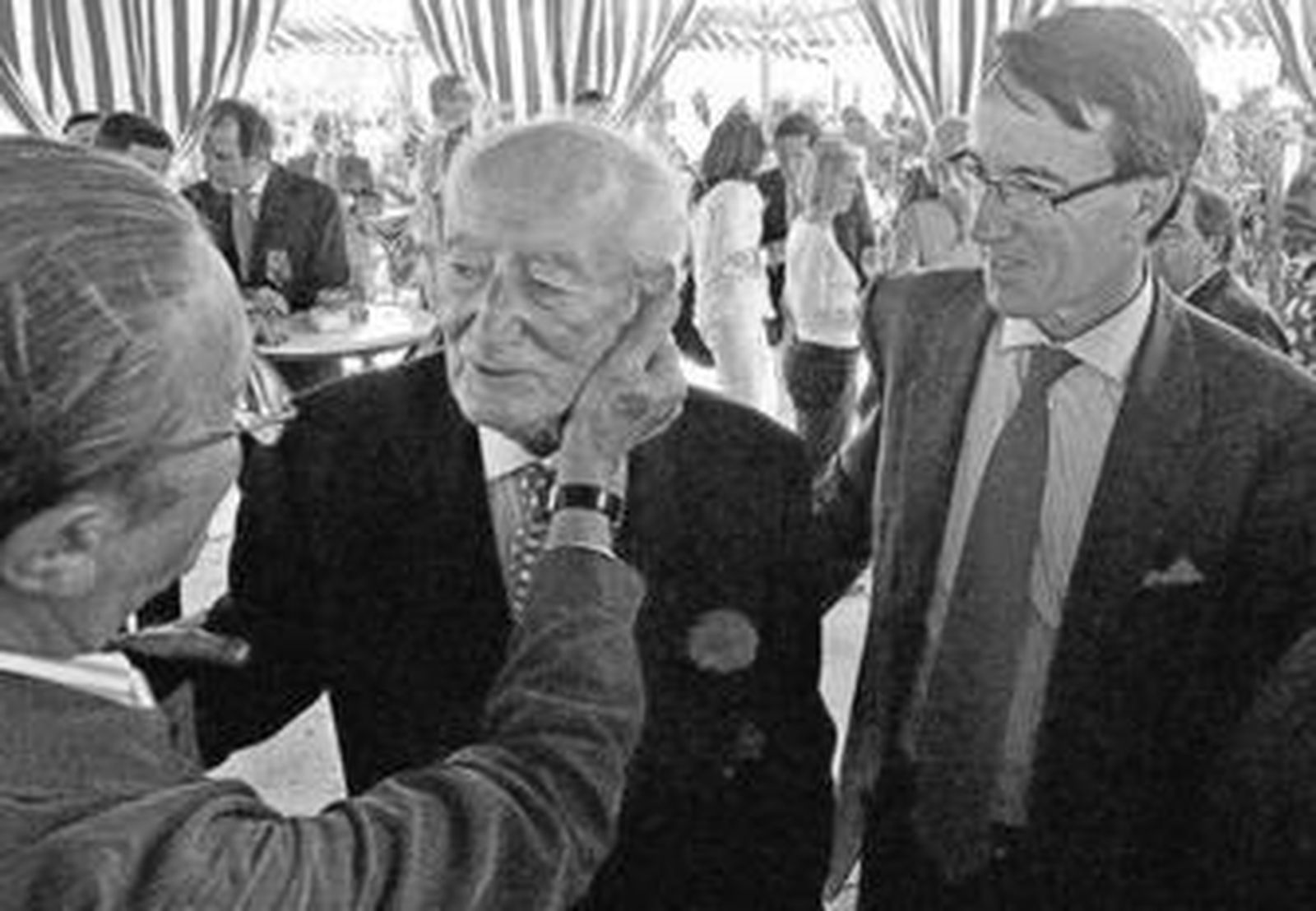 Mauricio González-Gordon, padre e hijo, ayer en la caseta de González Byass junto a Francisco Valencia (de espaldas).