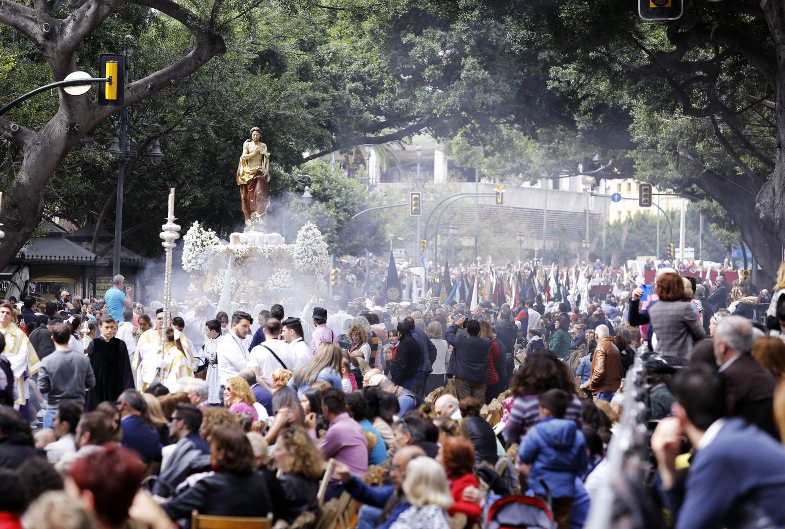 El Cristo Resucitado, a su paso por la Alameda Principal.
