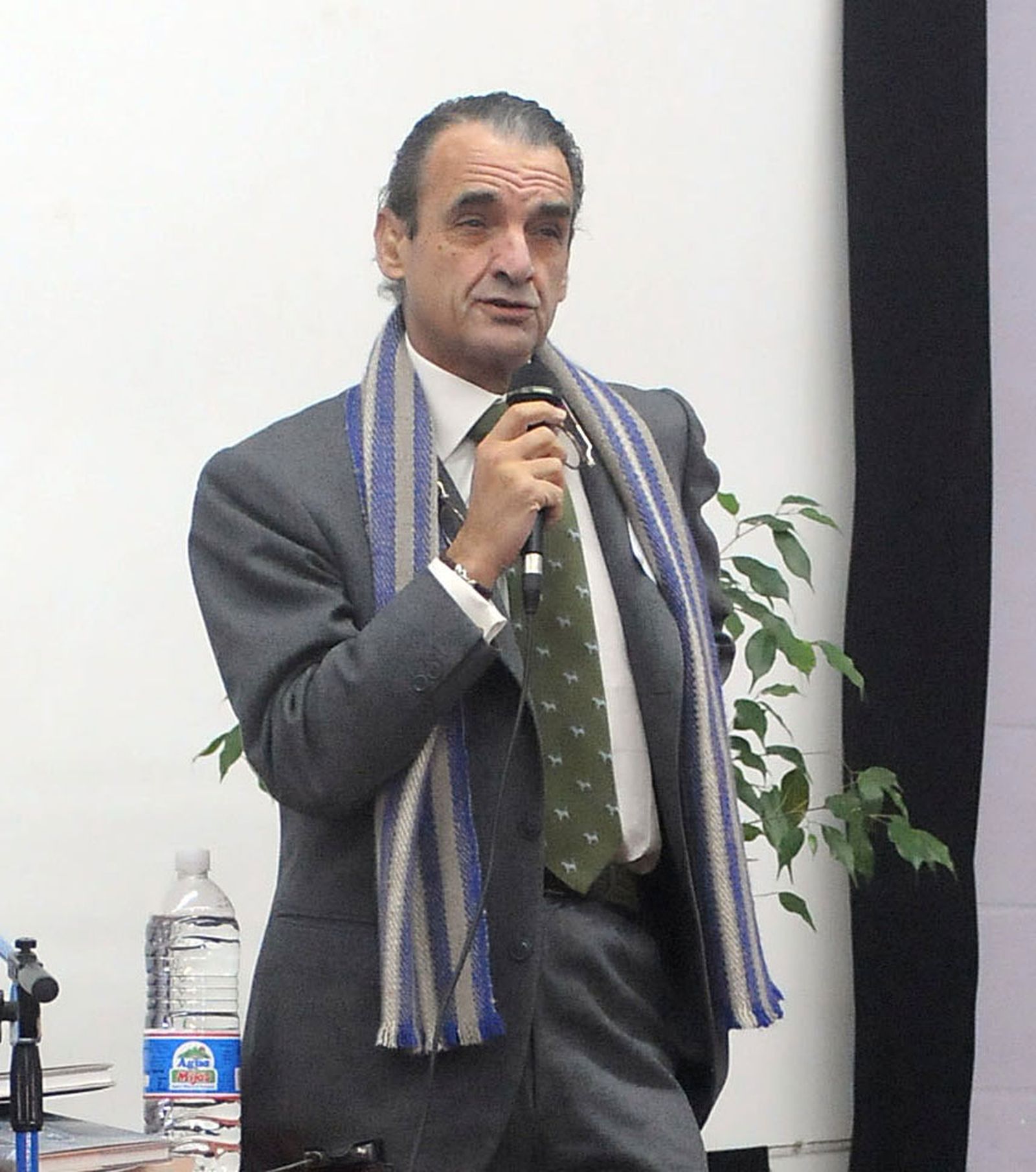 Mario Conde: "Yo no estoy detrás, sino delante del Betis"