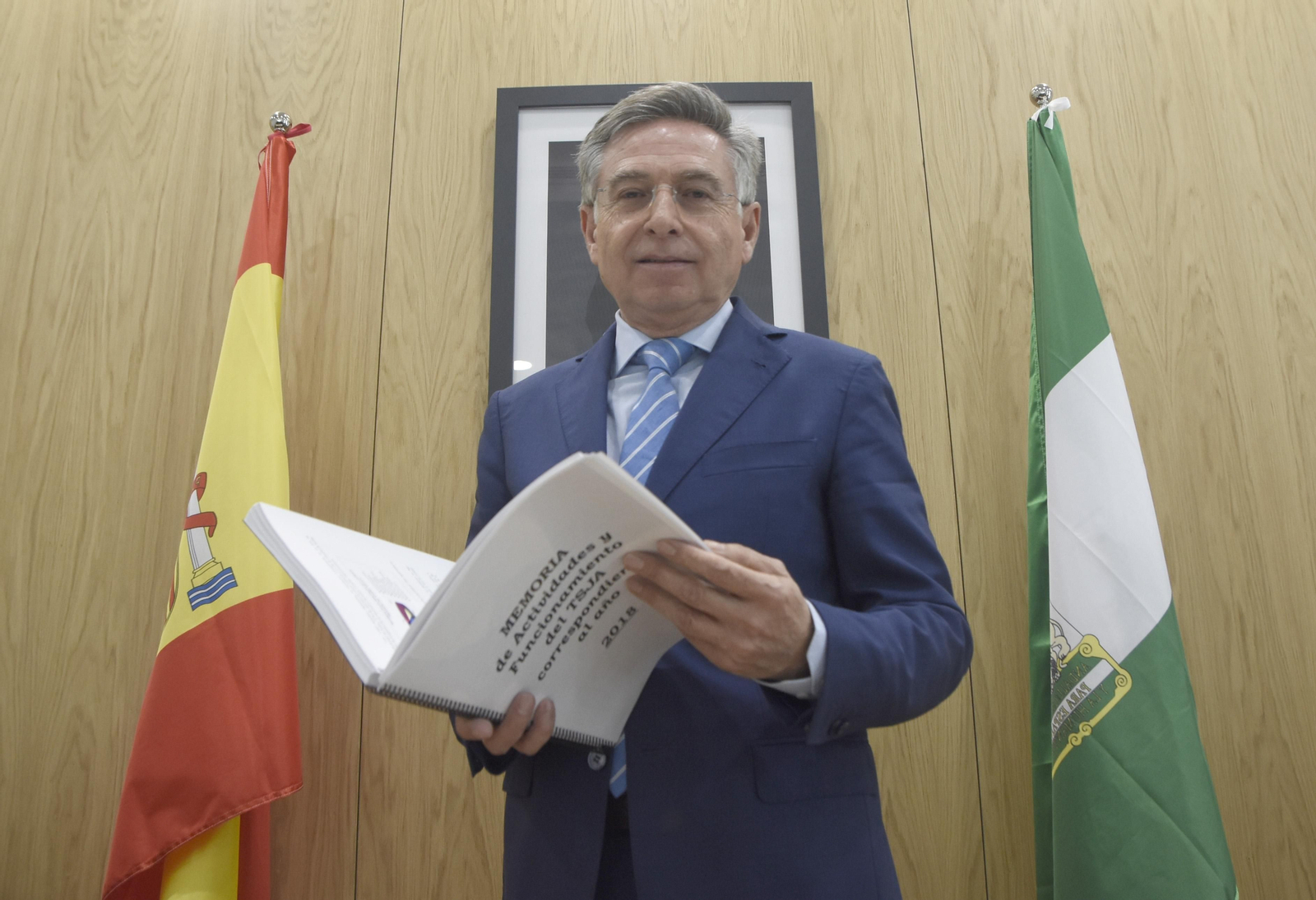 Sánchez Zamorano, con la memoria anual del TSJA.