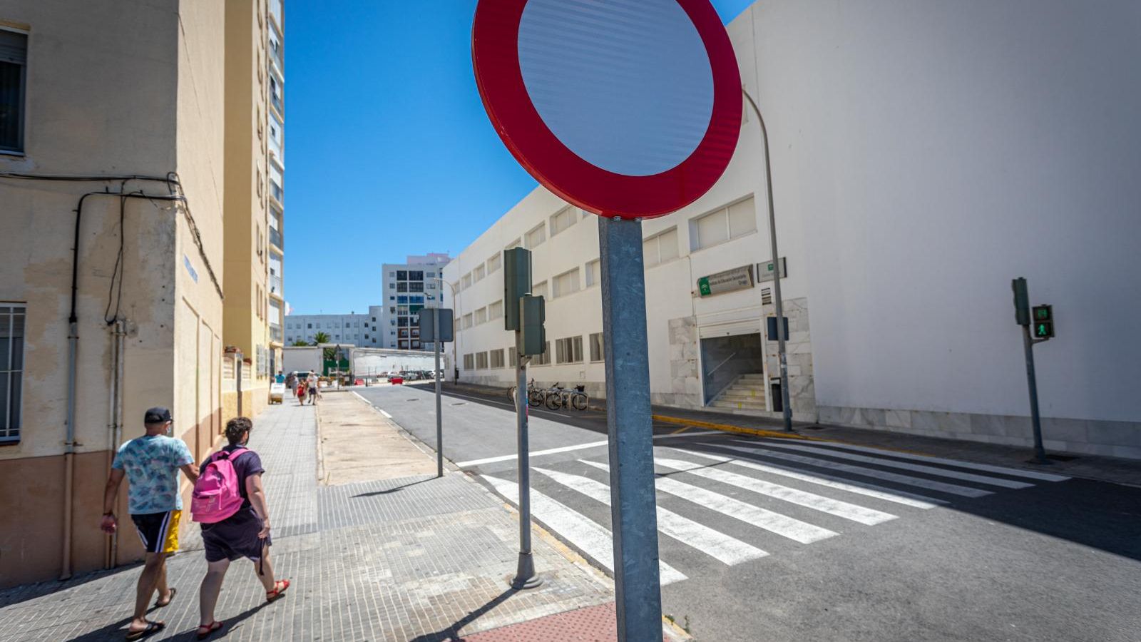 Señal de prohibido circular en un extremo de la calle Marianista Cubillo.