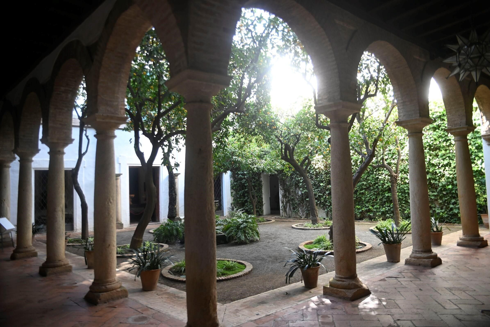 Un recorrido fotográfico por el Palacio de Viana de Córdoba en otoño