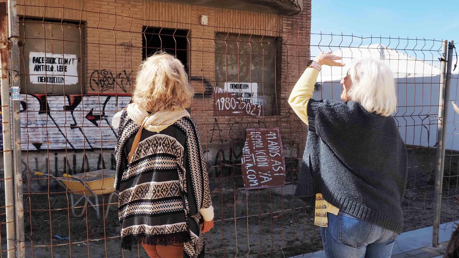 Dos vecinas de La Antilla observaban este martes los trabajos de demolición